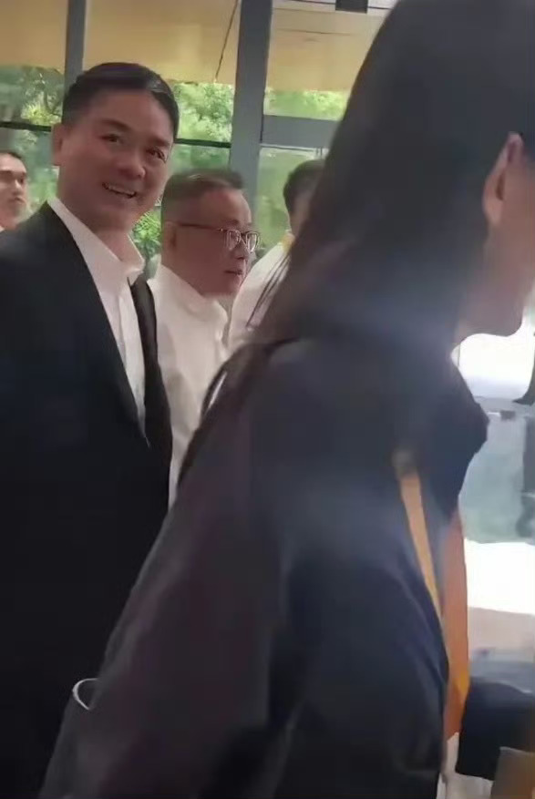 有人在外面偶然遇到了刘强东，随口喊了声东哥，刘强东笑着回应了对方。可万万没想到，刘强东身旁的女士不太高兴，对着喊人的路人翻了个白眼。就因为这一个白眼，这位女士被网暴了。我倒觉得，她可能就是本能反应，随