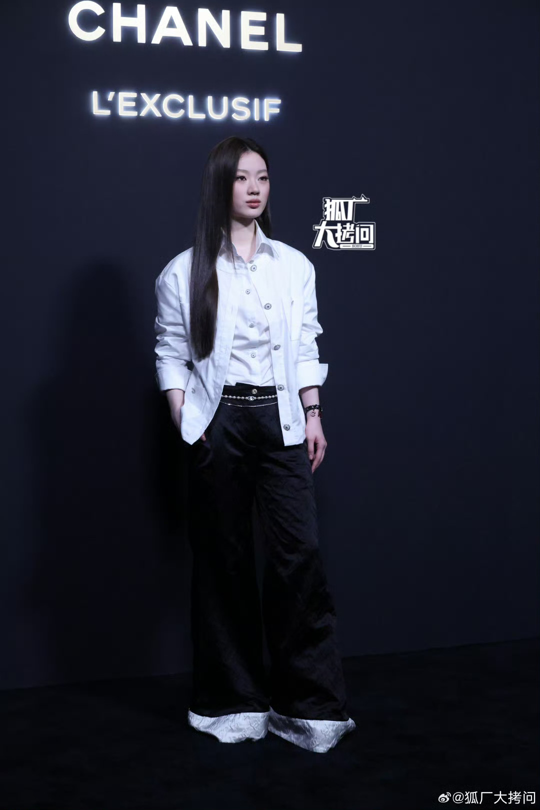 单依纯“白衬衫黑长直”造型图片一组。这是单依纯在2025香奈儿蔚蓝之夜造型，单依纯以纯白衬衫叠搭设计感下装（阔腿裤/裙装），搭配黑色长直发，形成经典黑白对比，凸显清冷高级感。妆容强调裸感底妆与自然眉形