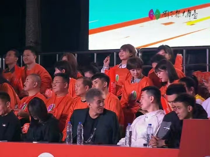 杨鸣、郭艾伦、赵继伟、付豪同框出现，一同出席东北明星篮球赛的活动。杨鸣、郭艾伦、赵继伟、付豪四人于2025年9月20日在沈阳共同参与了一场名为“东北明星篮球赛”的活动，这也是近期引发球迷热议的同框事件