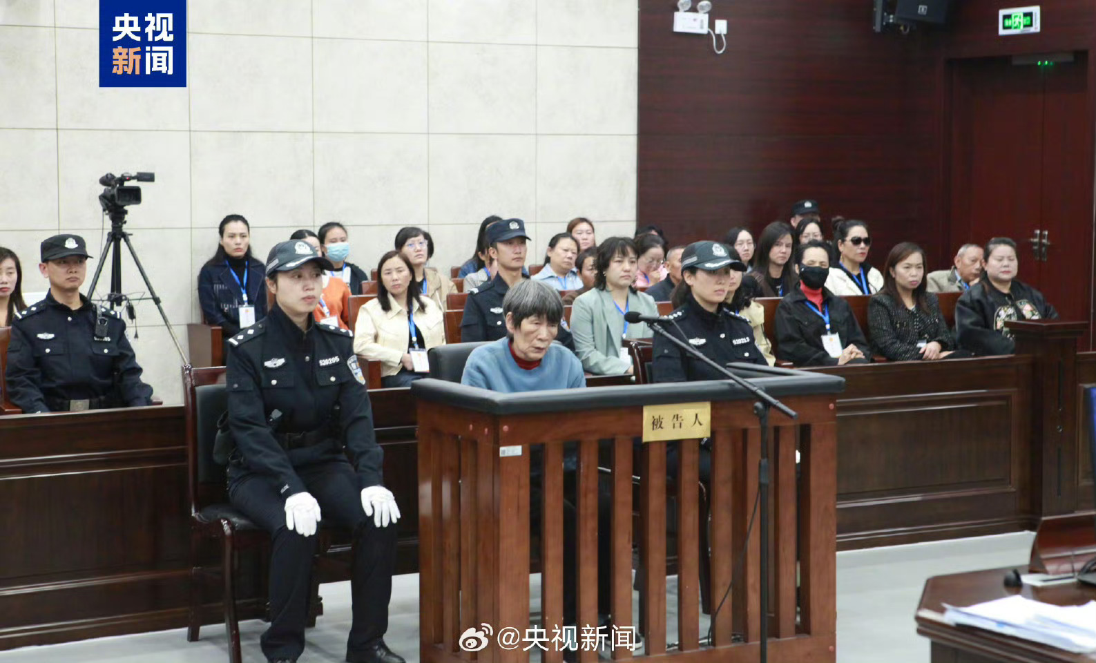 拐卖儿童，就应该判死刑，拐卖儿童，甚至比杀了儿童的罪更大，带给家庭的伤害更大。