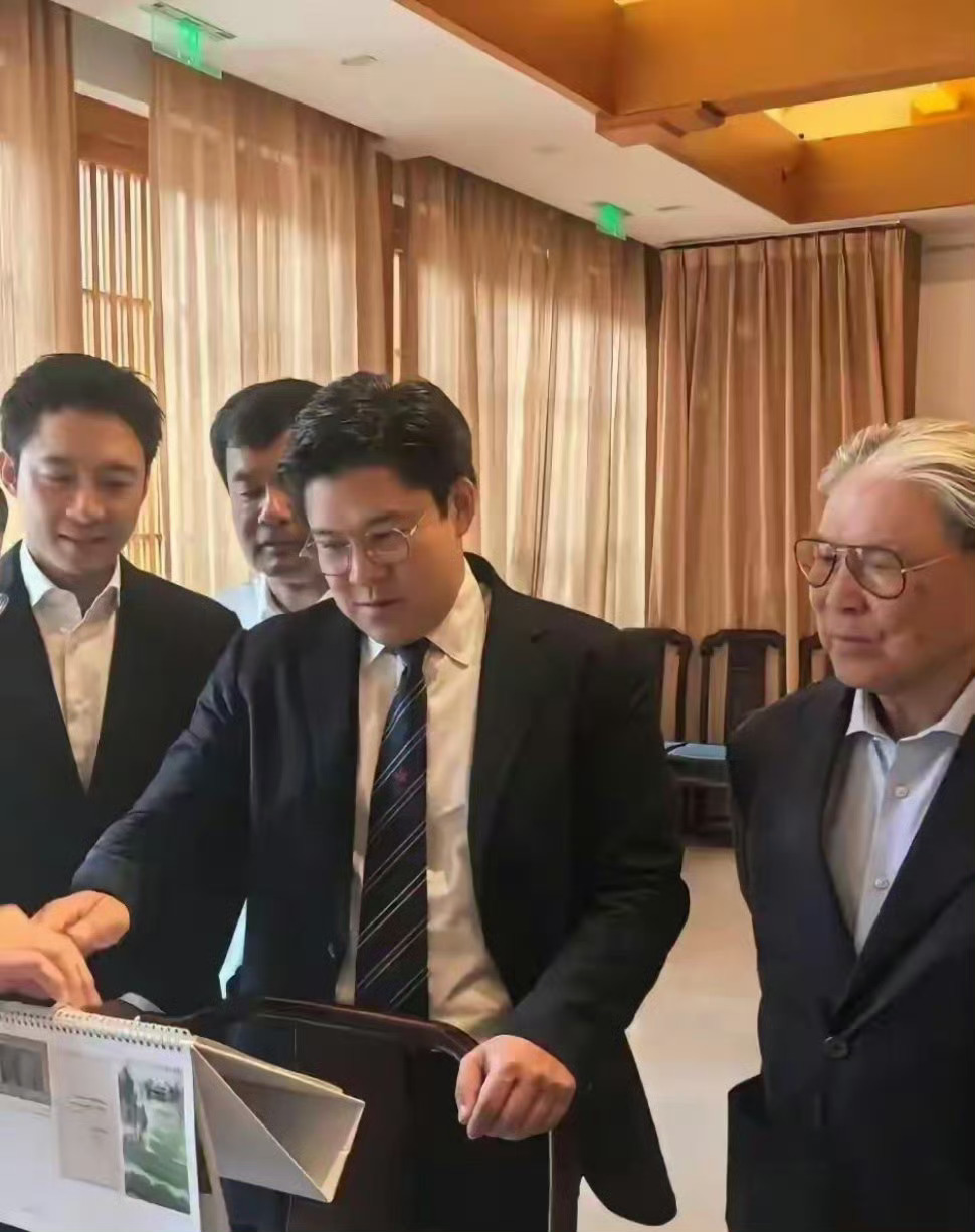 霍家受邀参加九三大阅兵，霍震霆与两个儿子一起相聚北京，霍家的家国情怀也得到国人的认可。有国才有家，每次在重要时刻都与国家的立场一致，时刻维护国家利益。

我们没有看到另一个香港家族，不知道李家有没有全