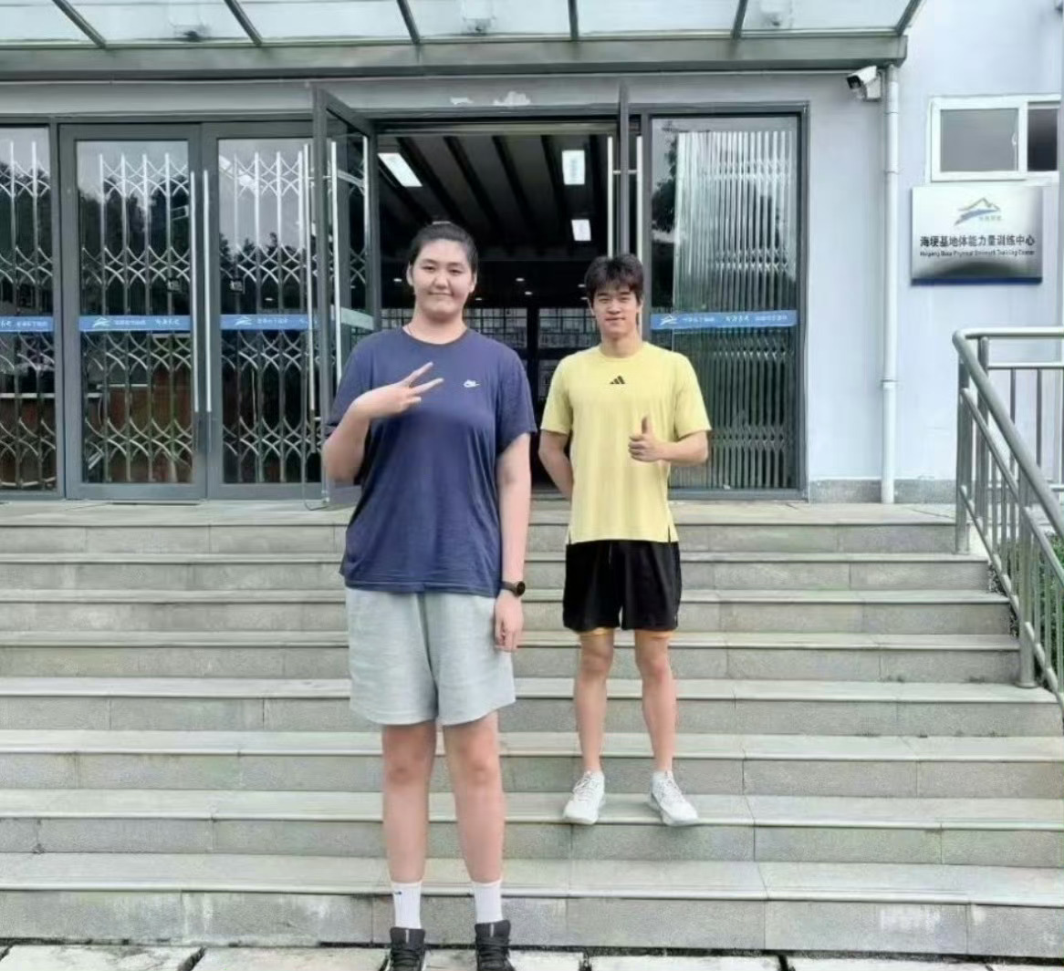 篮球消息张子宇（中国女篮运动员）与潘展乐（中国游泳运动员）同框合影，因为34厘米的身高差引发网络热议，两人在昆明海埂基地集训时的同框画面被称为“最萌身高差”的具象化体现。
  潘展乐：身高1.92米（