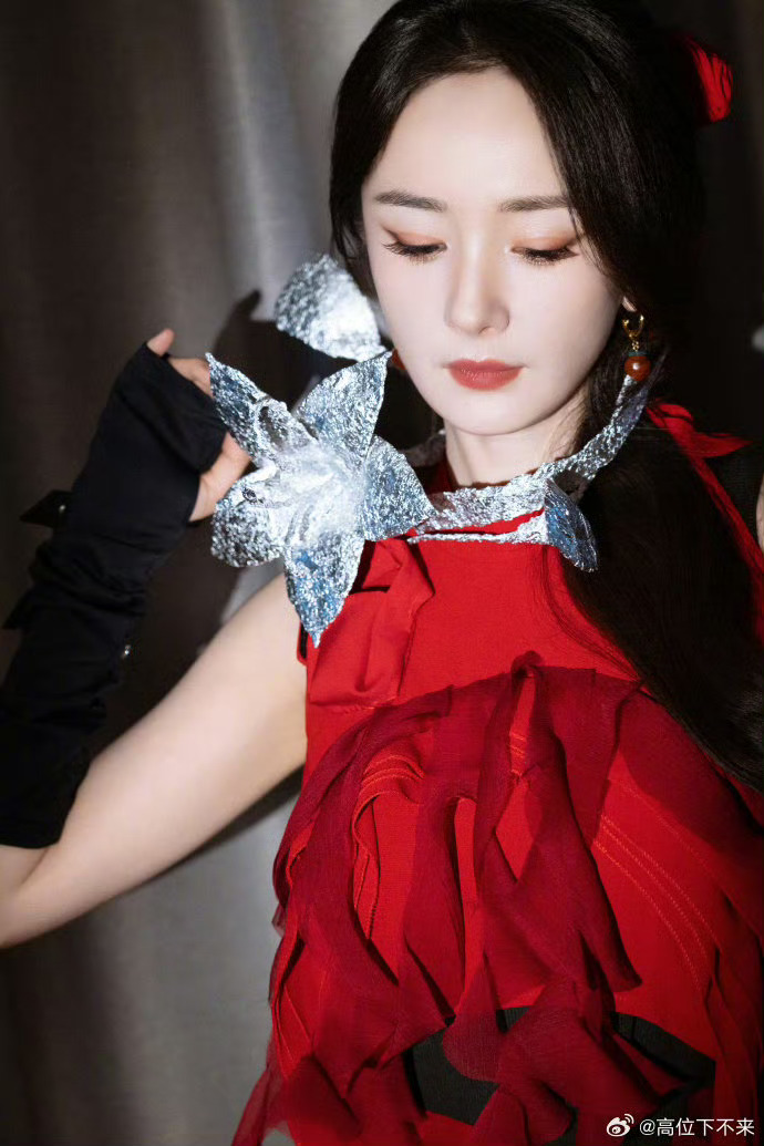 “杨幂舞幂娘”造型美图欣赏。这是2025年9月1日《密室大逃脱7》节目录制中的一段即兴互动，其热度源于自然流露的舞台魅力与视觉美学的结合。
在《密室大逃脱7》录制途中，杨幂与嘉宾在巴士上聊及舞台表演《