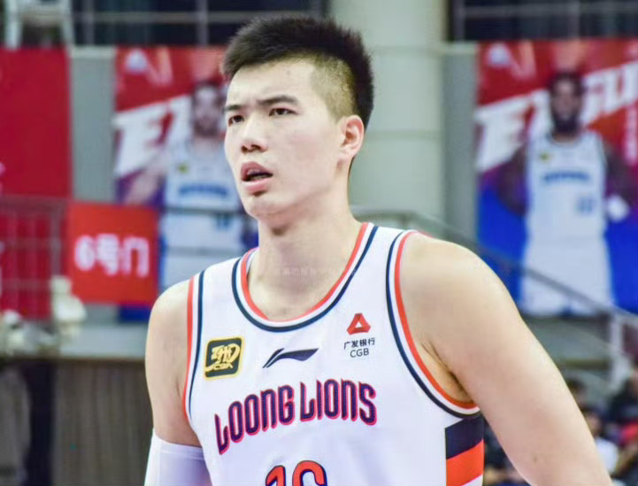 CBA消息：焦泊乔同意加盟广东，焦泊乔愿意前往广东效力。2025年8月28日，广东宏远与广州龙狮正式达成交易协议，焦泊乔已明确表示愿意加盟广东宏远，双方仅剩合同细节需最终敲定，即将完成签约。此前焦泊乔