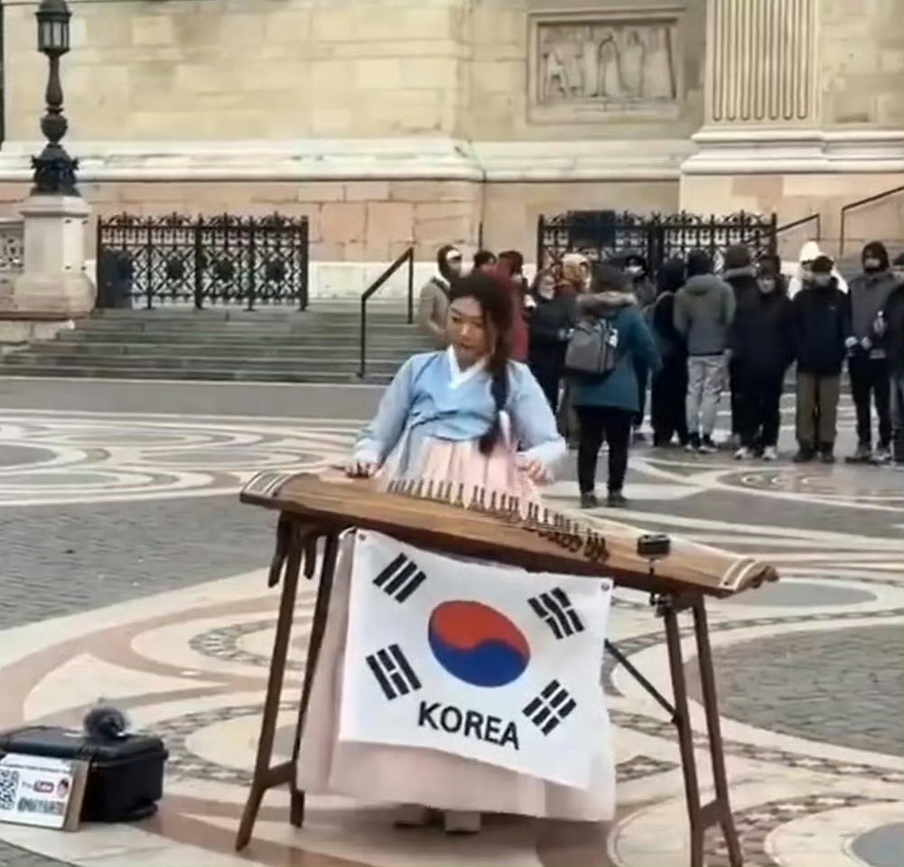 韩国人又来东施效颦了，也在法国街头弹古筝，该不会说古筝是韩国发明又去申遗吧？ ​​​