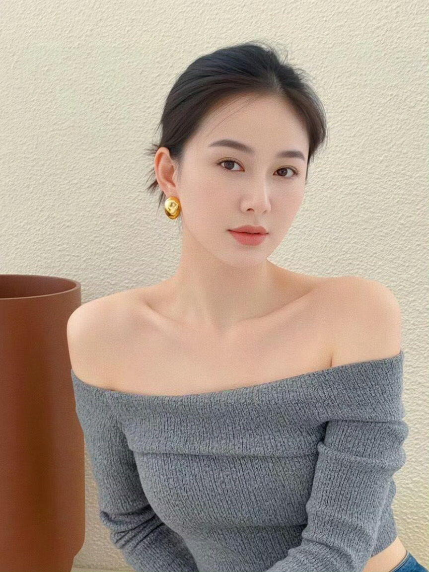 每个人都有自己独特的魅力。这位42岁的小阿姨拥有成熟稳重的气质和丰富的生活经历。她的穿搭品味、谈吐举止都透露出一种优雅和自信。她的笑容温暖而迷人，让人感到舒适和放松。我认为她是一个值得尊重和欣赏的人。