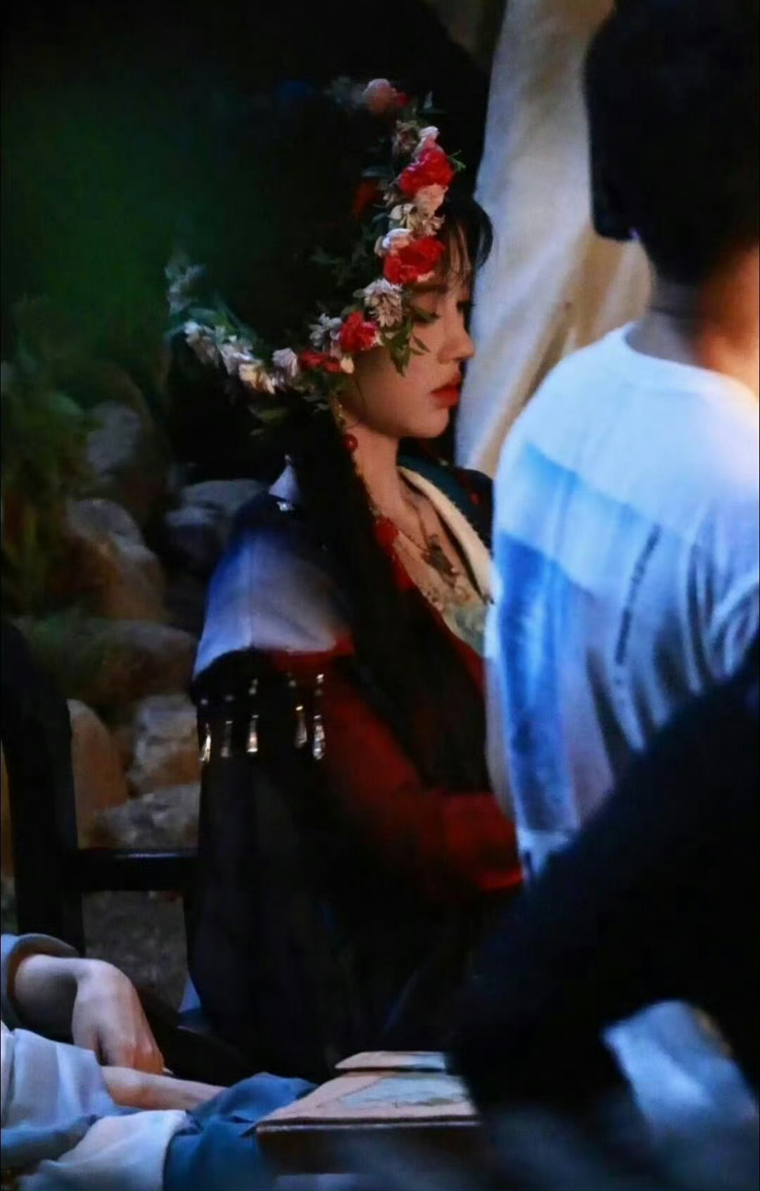 鞠婧祎“阿黛花环造型”图片几张欣赏。花环直径远超脸部比例，形成“脸小花环大”的卡通化视觉效果，搭配双马尾更显娇俏。粉白花朵与绿叶交织，弱光下瓷肌透亮，被粉丝形容为“CG建模级精密度。路透图中双马尾随动
