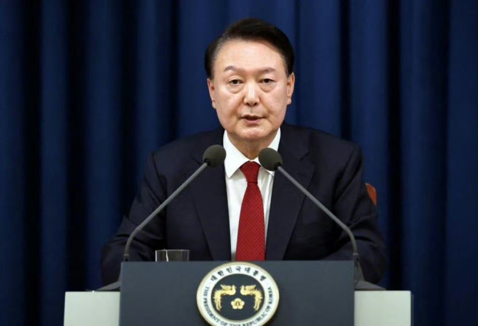 韩国政坛持续震荡！
由于韩国执政党国民力量党的抵制，导致总统尹锡悦的弹劾案未能通过。
在此背景下，国民力量党内多位高层相继提出了辞呈。其中，包括国民力量党院内代表秋庆镐和政策委员长金相勋在内的几位高级