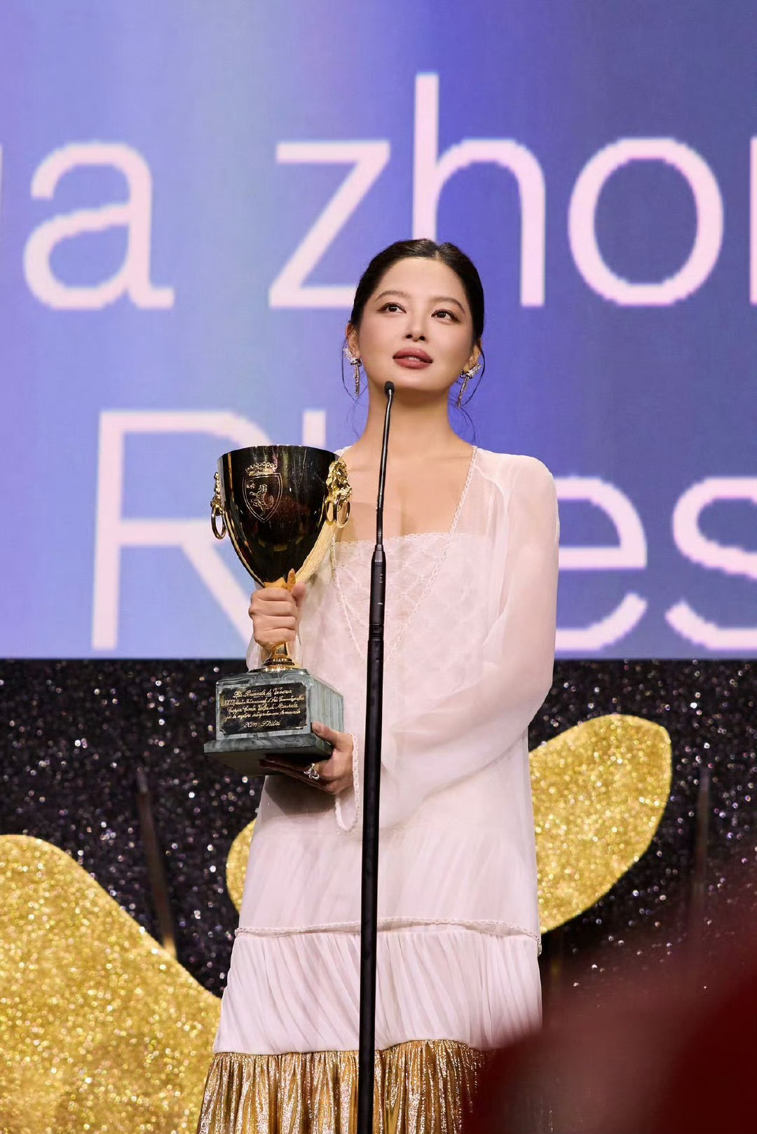 辛芷蕾凭借电影《日挂中天》斩获第82届威尼斯电影节最佳女演员奖（沃尔皮杯），这一奖项的含金量挺高的。
辛芷蕾1986年生于黑龙江鹤岗工人家庭，初中为考艺校独闯外地睡车站；大学时父亲瘫痪，母亲失业，她辍