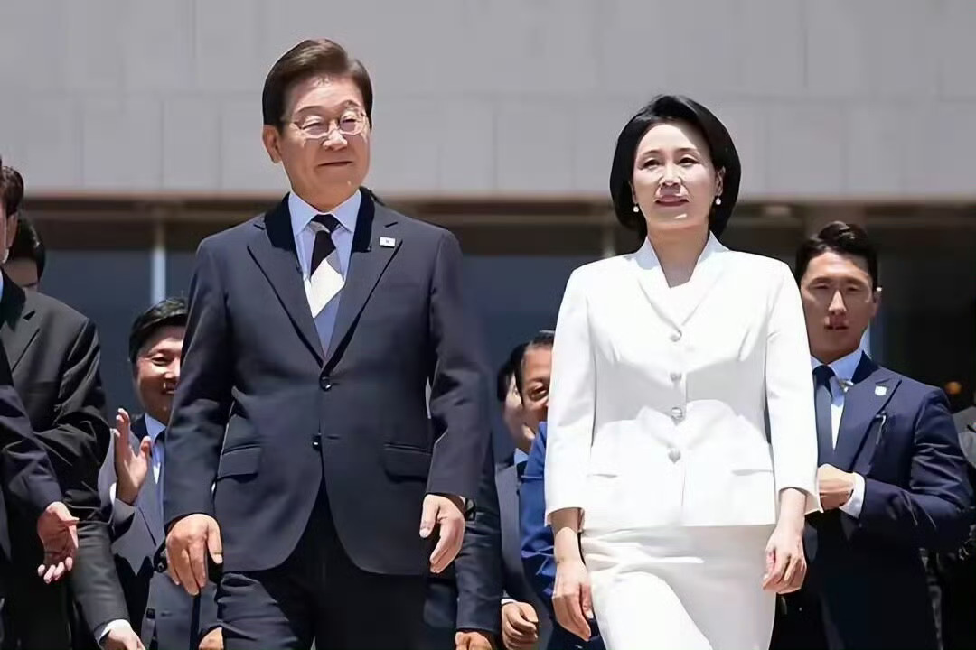 金惠京，李在明的贤内助，可比前第一夫人看着顺眼多了，样子也像第一夫人！
金惠京和李在明当时一起上过综艺节目，作为李在明背后的女人，她一开始特别反感李在明从政，甚至放话“从政就离婚滚蛋”。当李在明决心竞
