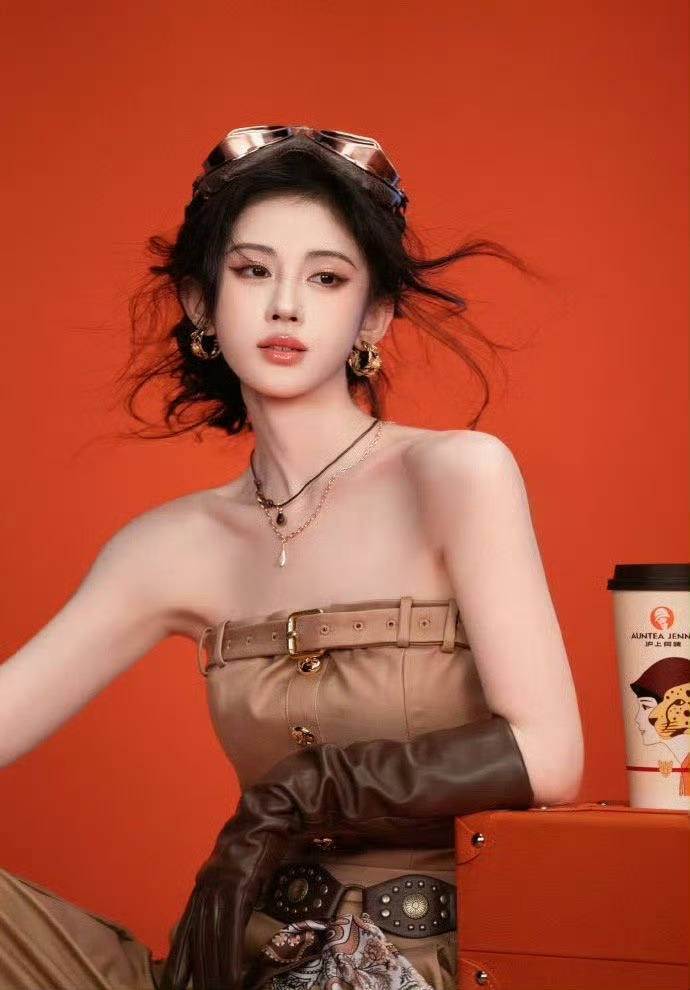 在鞠婧祎近期拍摄的时尚美图中，她采用了一套“抹胸飞行员”造型，好美啊。[爱心]
这套造型性感与帅气碰撞，抹胸剪裁突显肩颈线条，搭配飞行员制服标志性廓形（硬挺肩章、金属纽扣），形成柔美与力量的视觉反差。