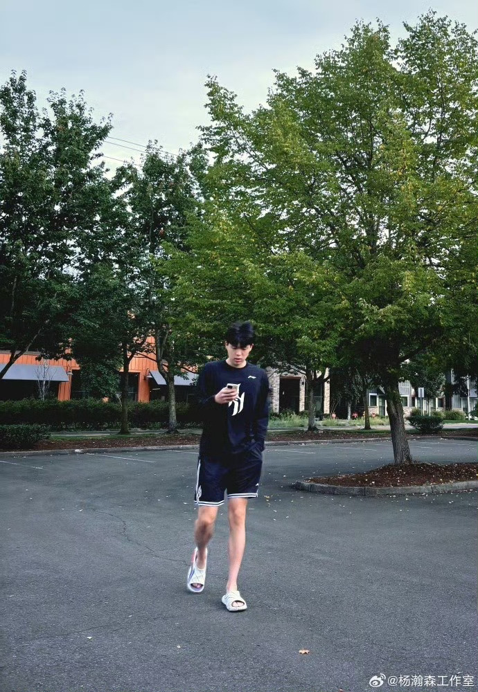 CBA联赛球星，被NBA波特兰开拓者队选中的杨瀚森近期照片。杨瀚森工作室晒出了两张小杨的近照。“波特兰的秋🍂”杨瀚森工作室官博在图片旁边写道。
杨瀚森近期因外形变化引发“变帅”的热议，结合其身材蜕变
