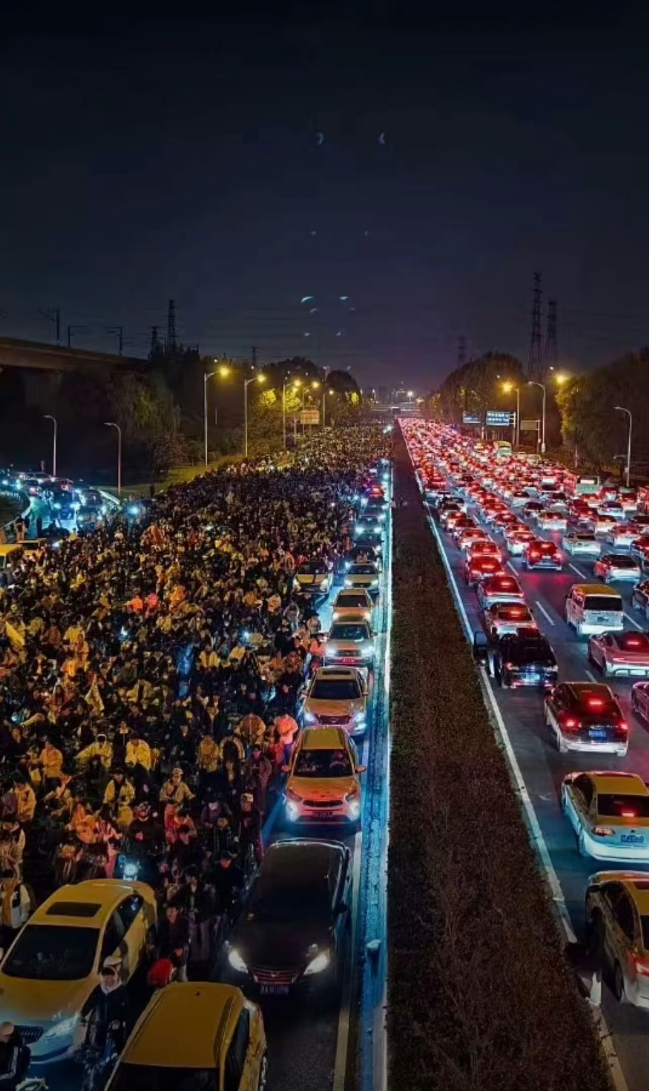 夜骑开封，这么多人跑到大马路上骑车，扎堆一起，很容易发生撞击踩踏事故…
一群大学生在机动车道上骑车，还大力宣传，图啥？最终承担安全风险的是学校，承担加班压力的是交警，堵的是路上司机，
三更半夜玩刺激！