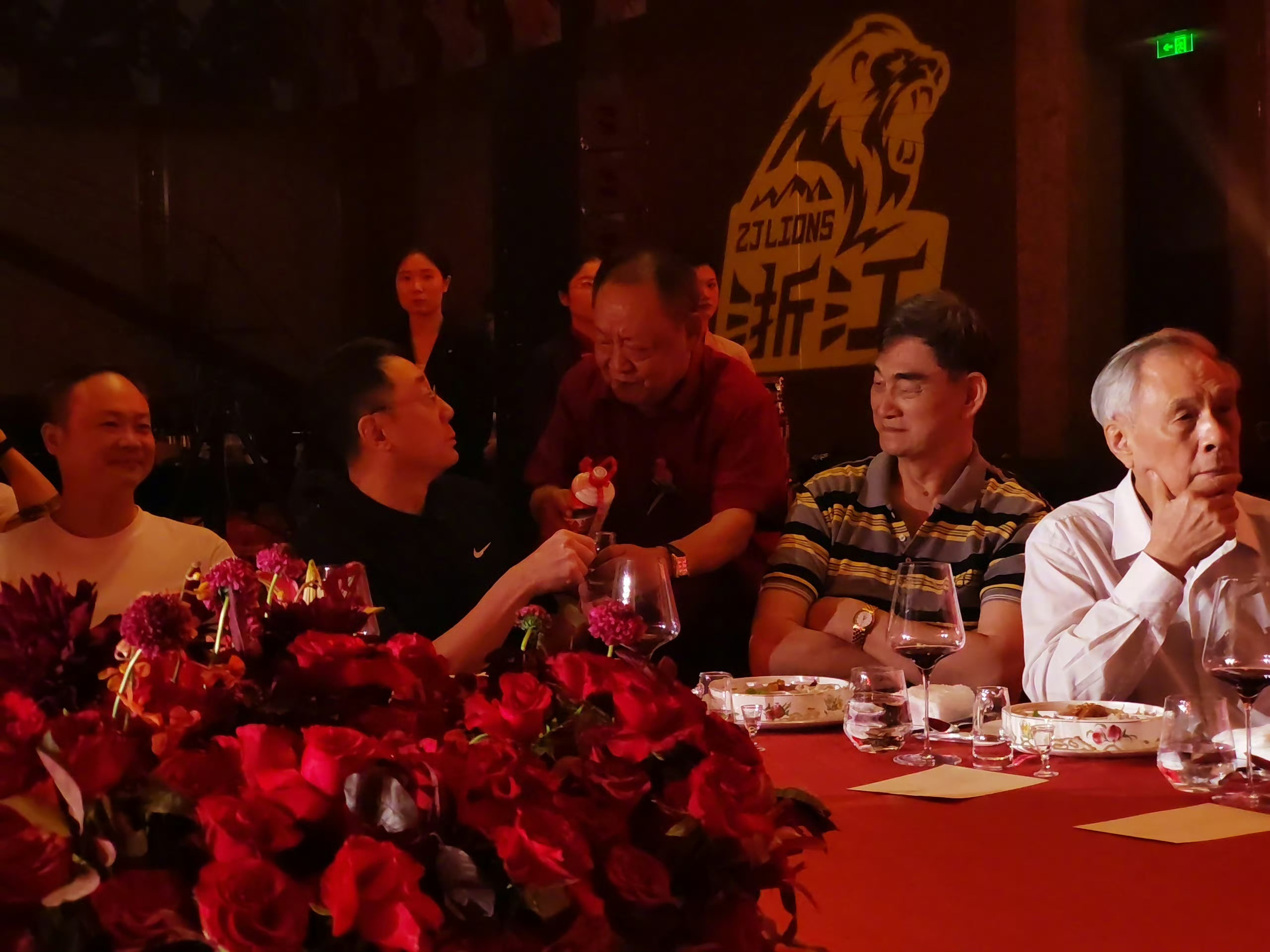 广厦男篮能够夺冠，
前任主教练李春江也是功不可没。
所以，广厦举报夺冠庆功宴，
请回了李春江等昔日的教练、管理层，
李春江还被安排坐在王博身边，
大老板楼忠福亲自给他敬酒。
李春江曾在2013-202