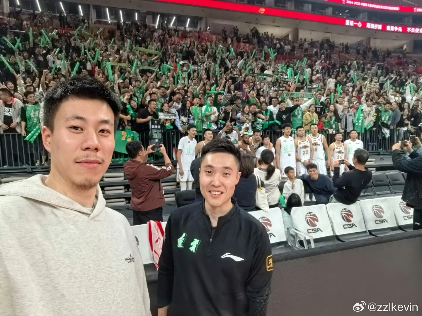 CBA消息：张镇麟在微博发文我们在夏天相遇，又走向各自的夏天”，这是其在2025年8月31日宣布从辽宁男篮永久转会至上海男篮后的情感告别。这句话既承载了对辽宁生涯的深情总结，也因“夏天”的象征意义引发