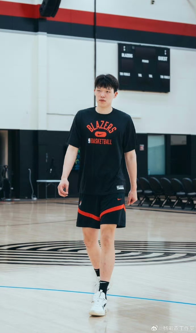 被NBA选中的CBA青岛队球员杨瀚森的消息：杨瀚森工作室汇报了杨瀚森8月训练情况。
波特兰训练营（8月11日-15日）
训练重点：力量强化（增肌至118公斤）、技术打磨（挡拆顺下、高位策应）、5对5对