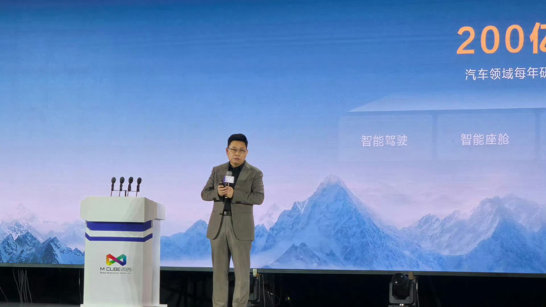 余承东：华为智驾就是第一名！
在车展活动现场，余总真是火力全开啊，话糙理不糙。他提到，华为现在每年在汽车领域的研发投入是 200 亿元，汽车领域研发人员投入 1 万人。接下来技术提升的六大领域就是：智