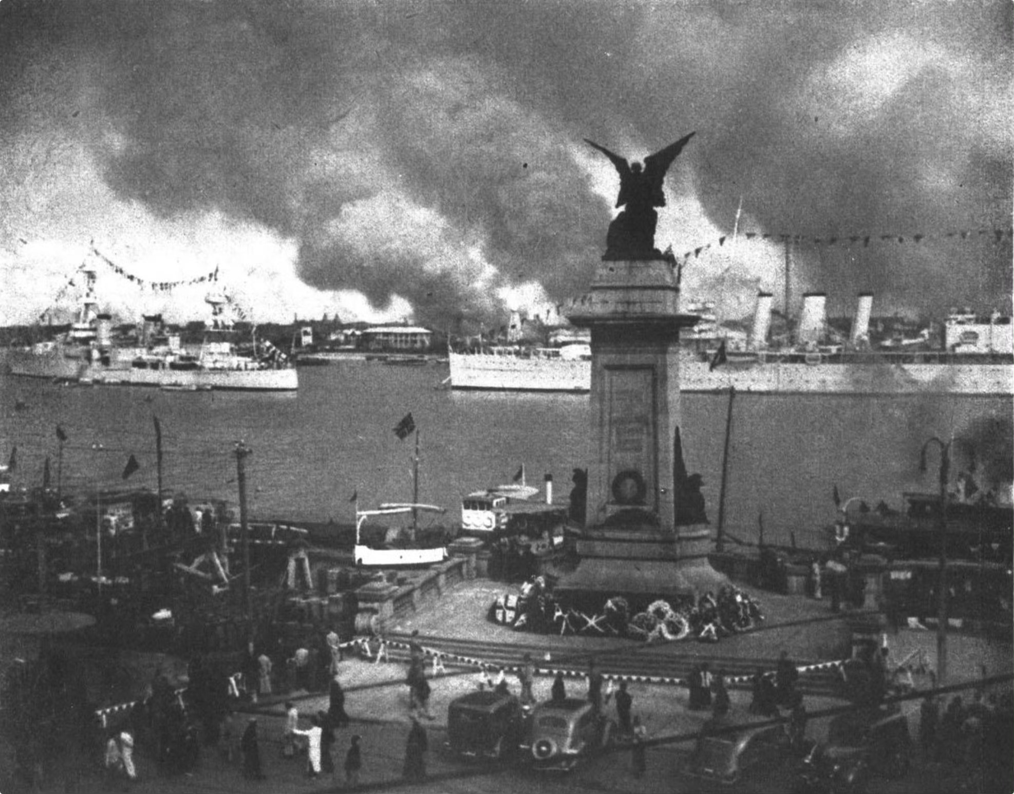 1937年，淞沪会战期间，上海外滩，纪念第一次世界大战中死难的上海侨民的“和平女神”像羽翼下的战争烟云 