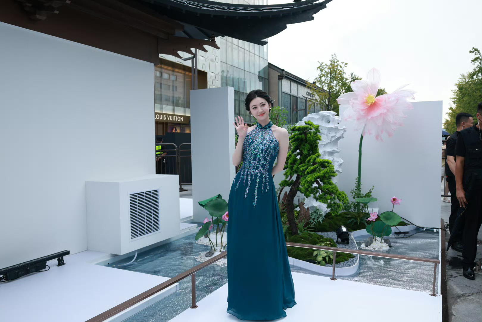 景甜近期因出席花西子“气色双生护肤系列”发布会（2025年9月8日于杭州）的生图状态引发广泛关注，被赞“人间富贵花”，颜值非常高、气质特别好，真的美啊。
她身着一袭黛色旗袍礼裙，搭配中式盘发，手持并蒂
