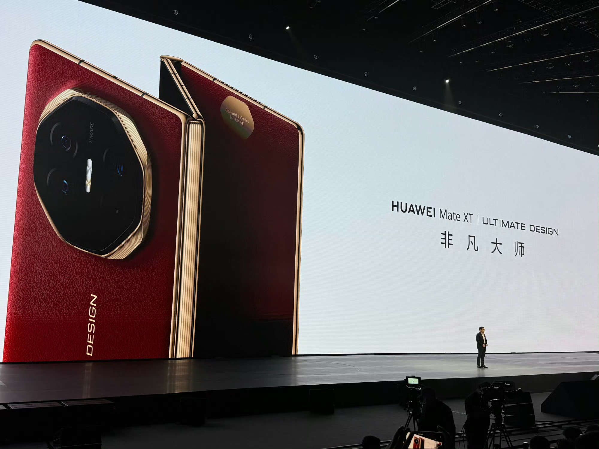 📱华为三折叠 Mate XT 震撼登场！
 
这绝对是科技界的一枚重磅炸弹！全球首款三折叠手机，它的出现让我们看到了未来手机的无限可能。💥
 
想象一下，一部厚度仅有 3.6mm 的手机，却拥有 