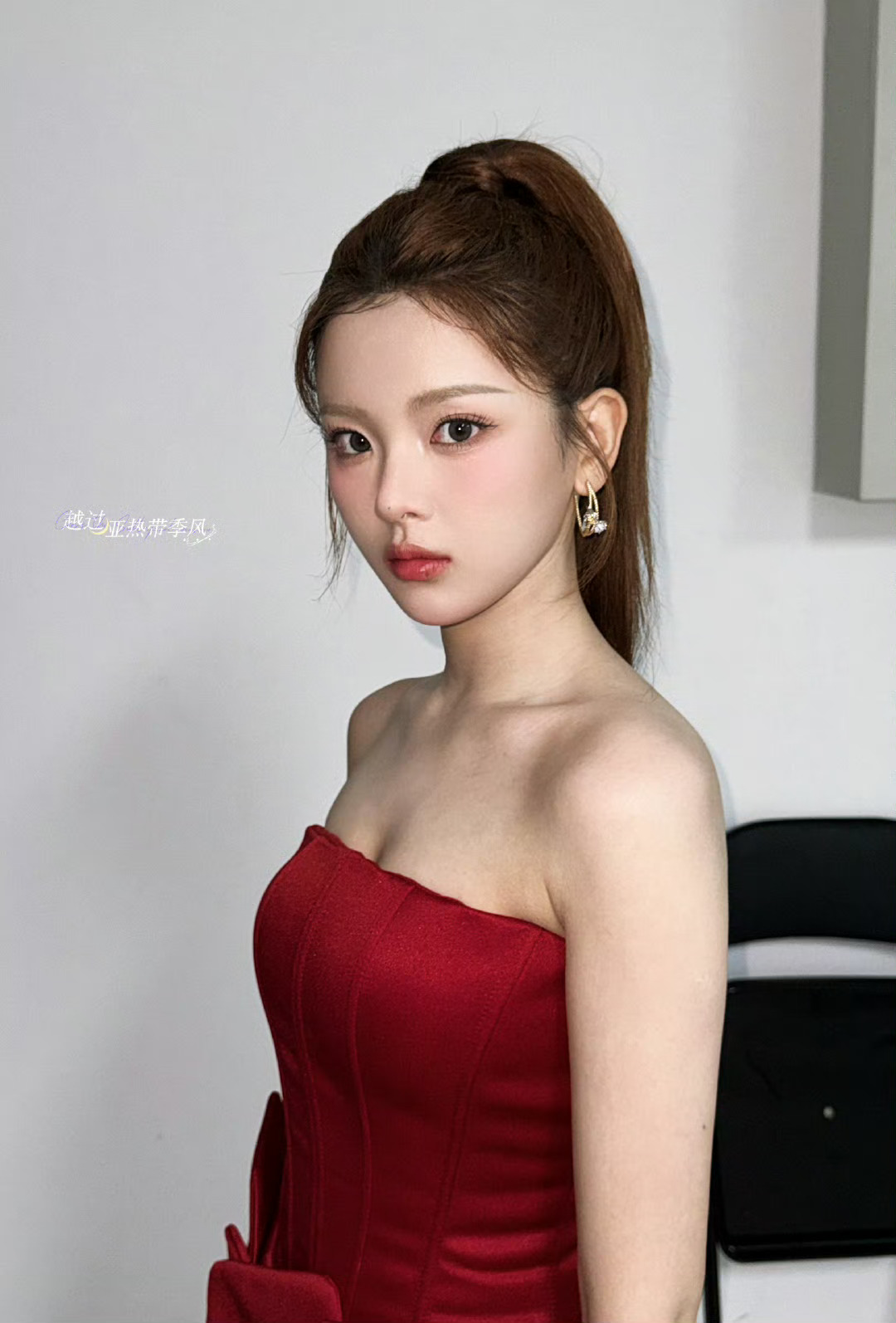 杨超越参与《令人心动的offer7》，造型美图欣赏。杨超越怀抱超大型offer道具进场，被调侃为“自带offer第一人”，话题#杨超越自带offer来offer7了#登热搜。粉丝形容她“抱着offer