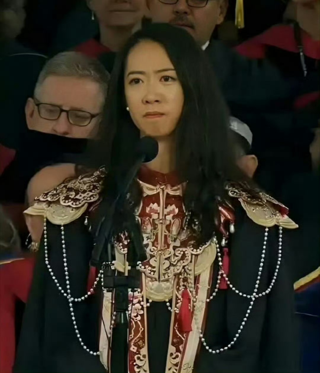 站在哈弗大学毕业讲台上的这个女生，说的是啥内容咱不说，就是她这身衣服有什么讲究吗？看不明白！