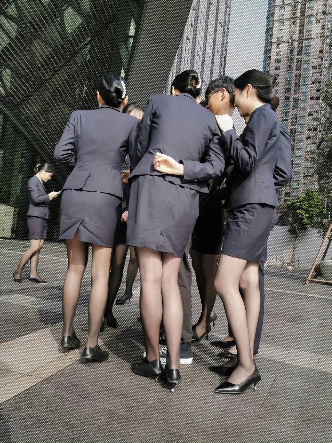 她们在扎堆干什么？