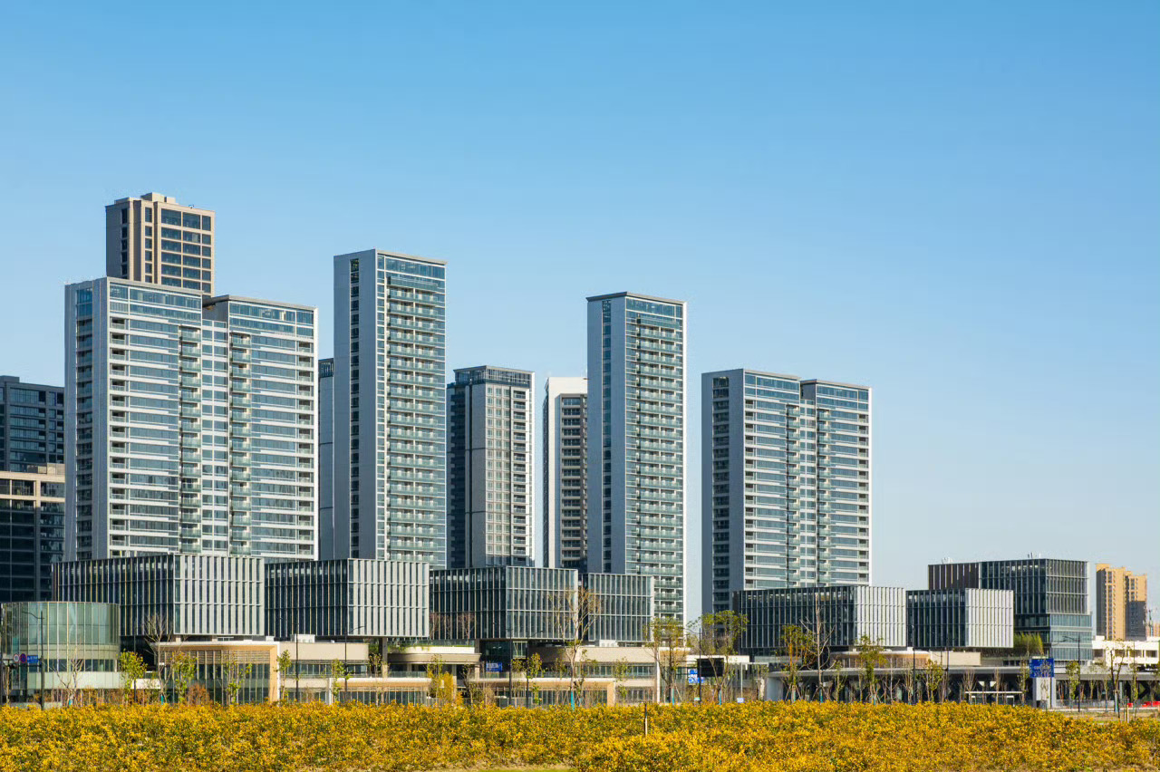9月15日起，中国租房市场要彻底变天！《住房租赁条例》共计7章50条，“史上最严”的租房新规将于2025年9月15日起正式施行。
《条例》包含出租人无正当理由不得扣减押金；未经出租人同意，不得擅自改变