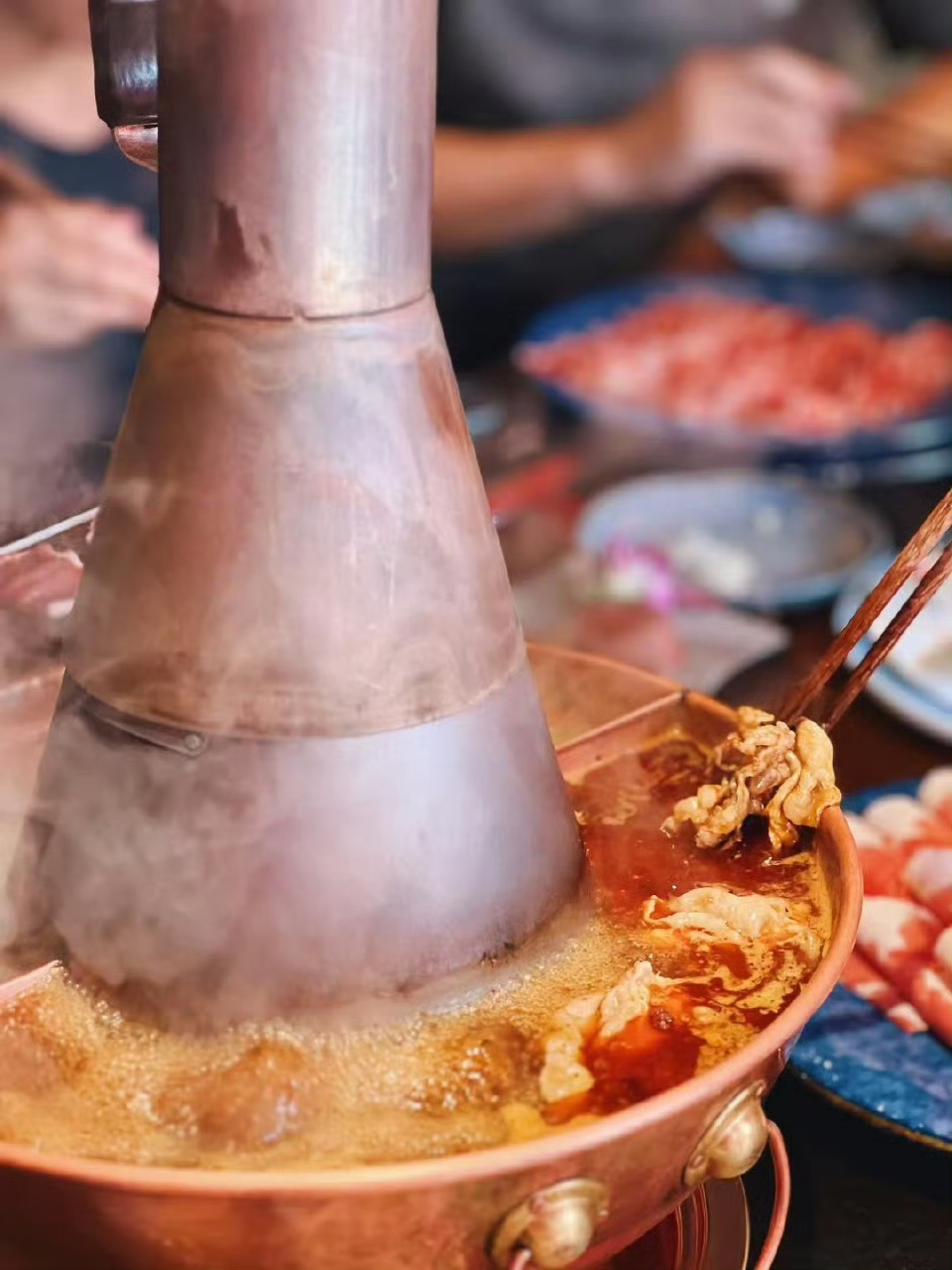 有喜欢吃火锅的吗？还是铜锅好，酸菜锅底，现切羊肉，调料是韭菜花豆腐卤辣椒油麻酱。