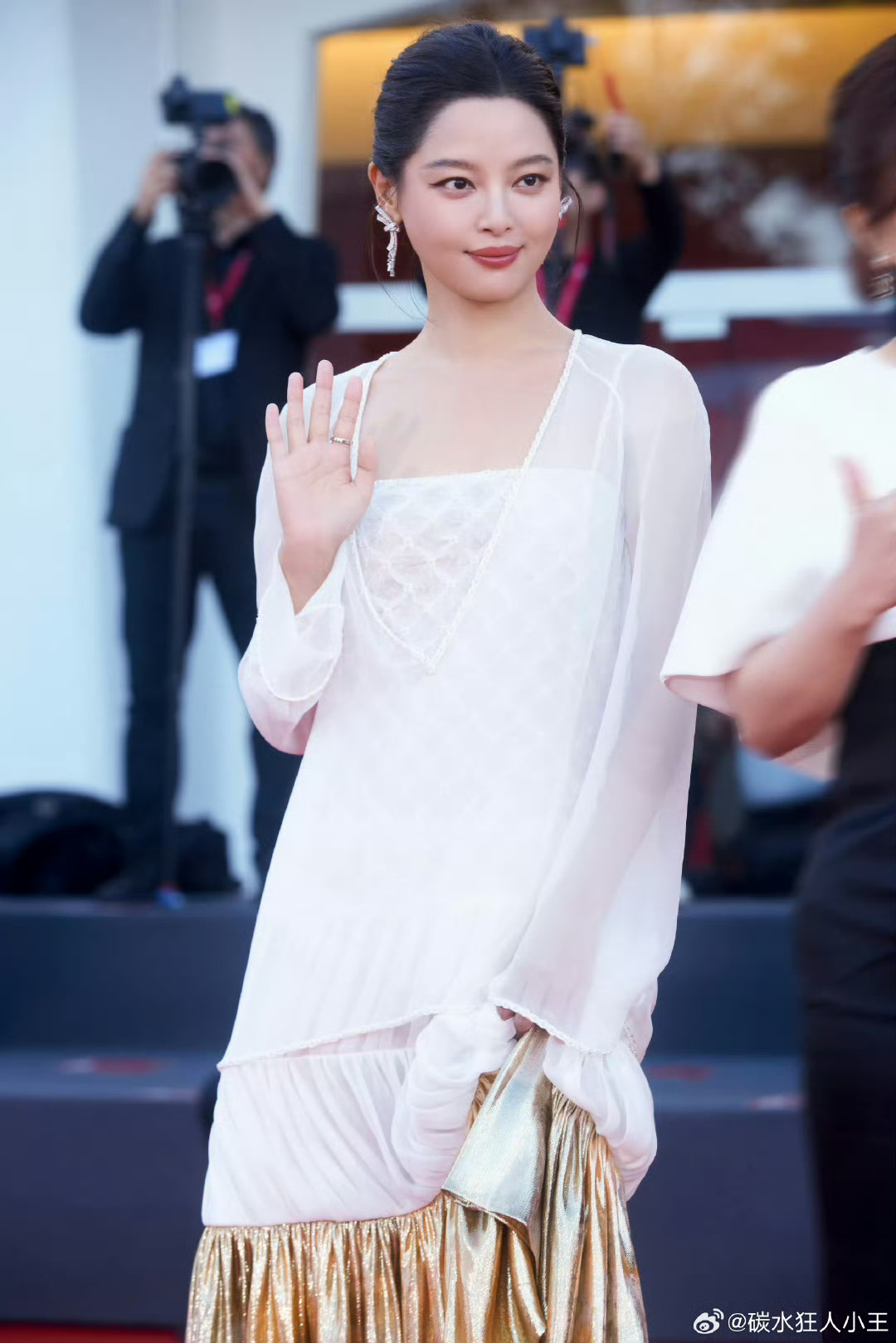娱乐圈与时尚圈消息：《VOGUE》官宣辛芷蕾将登银十单封。  VOGUE官宣辛芷蕾单人封面：被网友称为“影后野心的30天闪电圆梦”。  
让她登上银十单人封面官宣：2025年9月9日，《VOGUE服饰