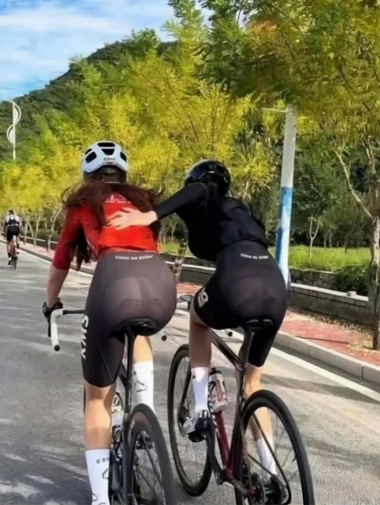 出来骑车吗？我在后面帮你