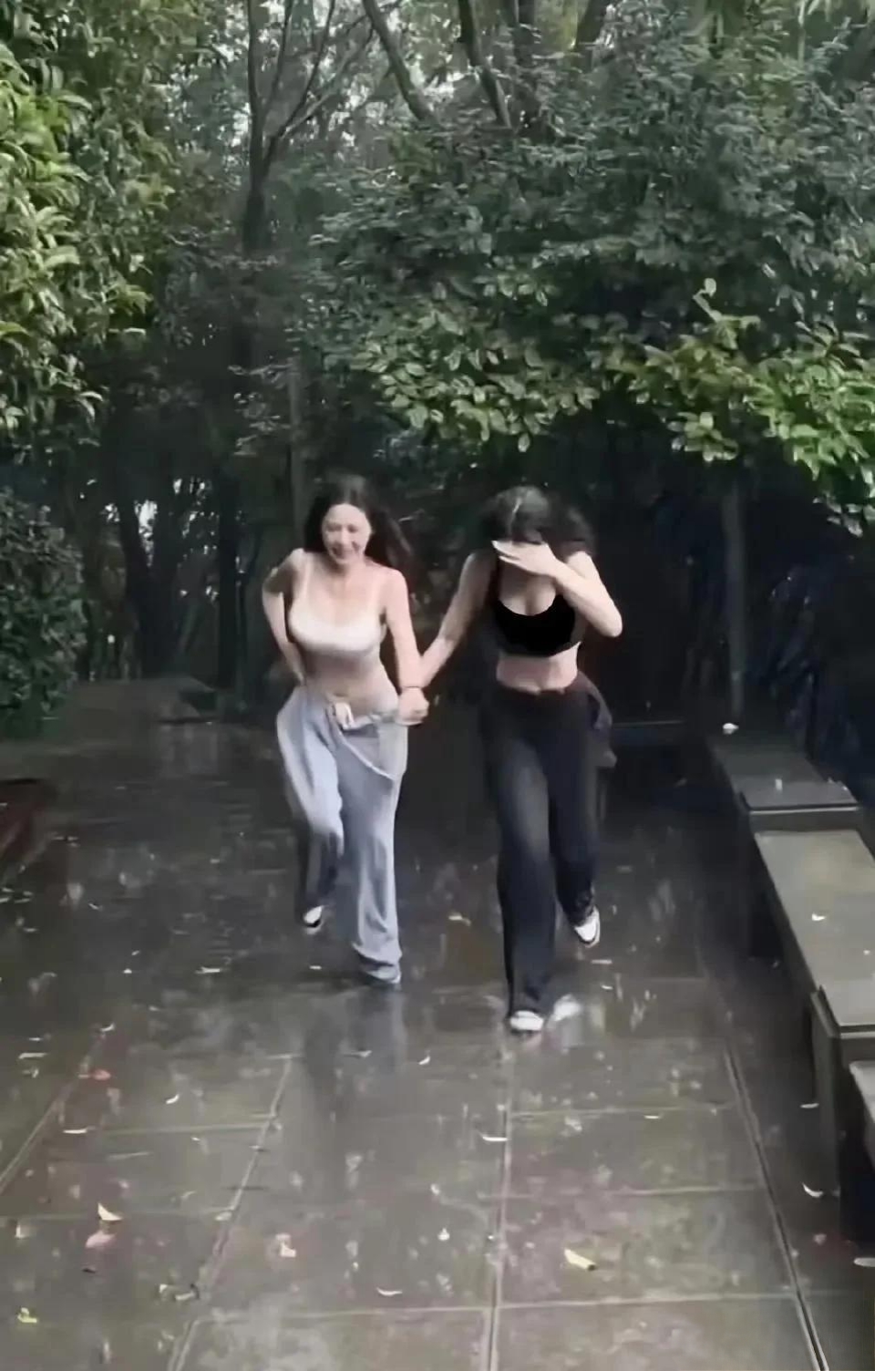 下这么大的雨为什么不打伞呐？