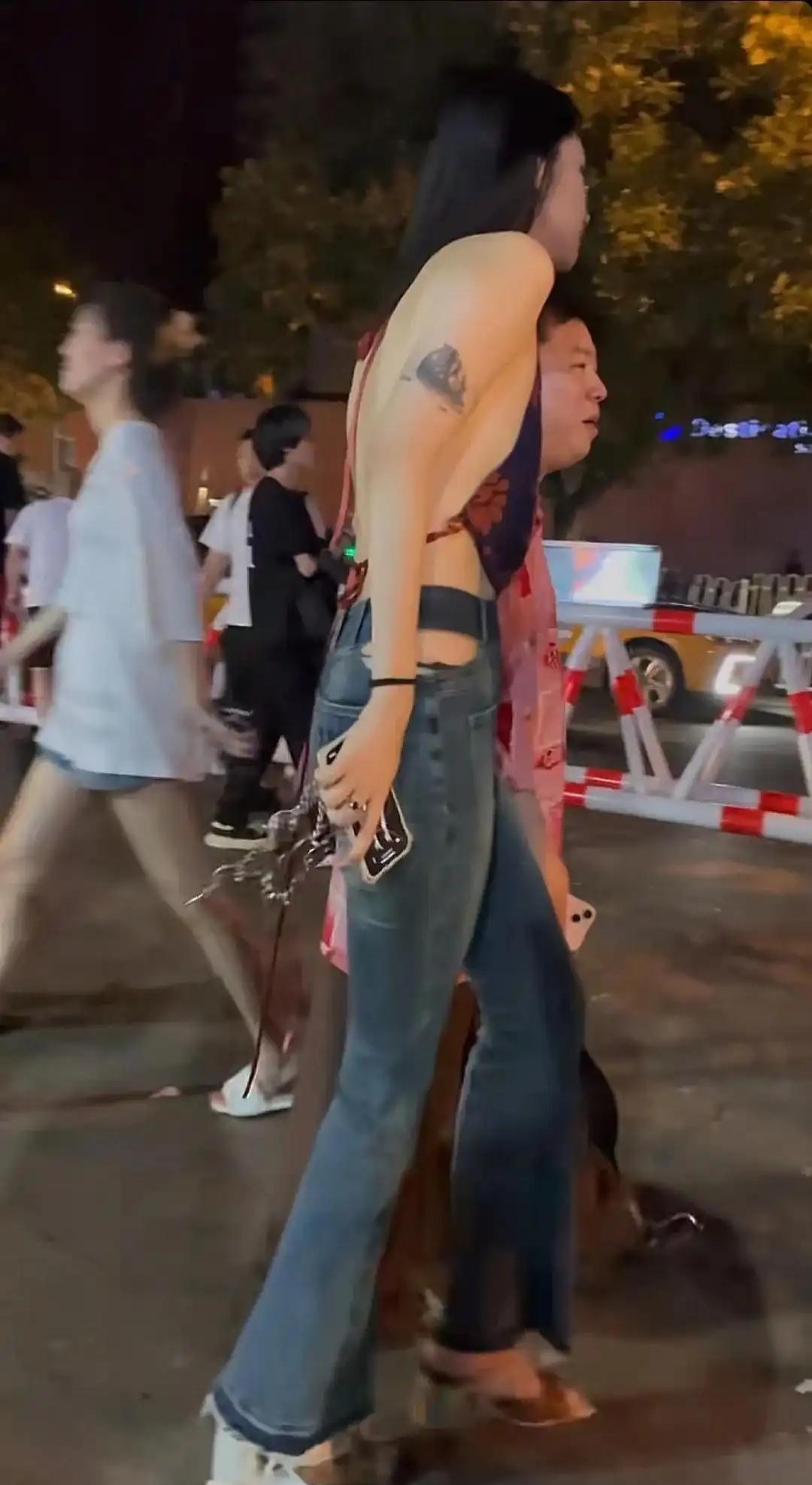 这个大哥一看就很有钱