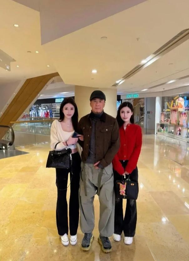 杨坤，虽然人老了，但裤子很时尚。