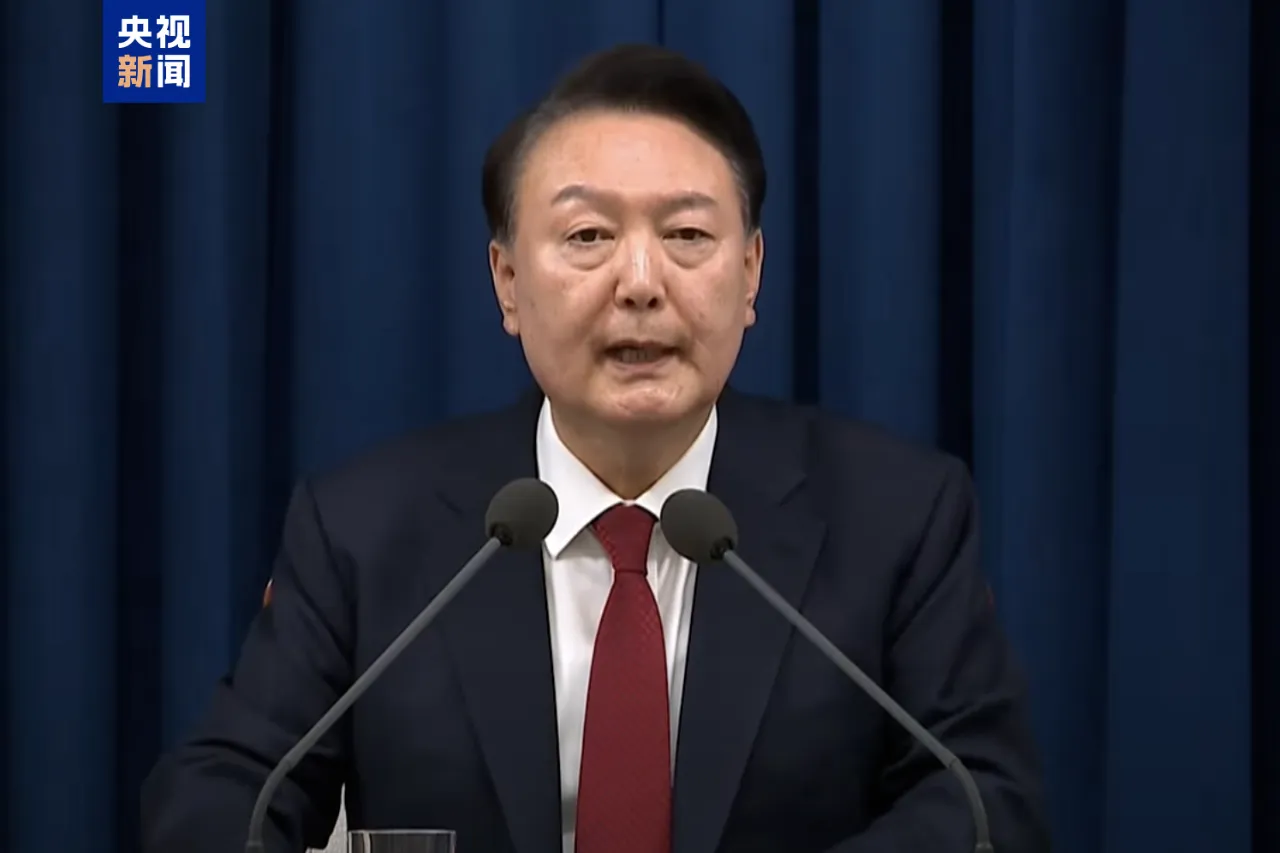 韩国政坛掀起巨浪！12月3日晚，韩国总统尹锡悦突然进行电视直播，宣布实施“紧急戒严”。
目前，具体戒严措施尚不得知。据分析，近期韩国在野党推动针对尹锡悦总统夫人的系列立法以及弹劾检察官等公职人员可能是