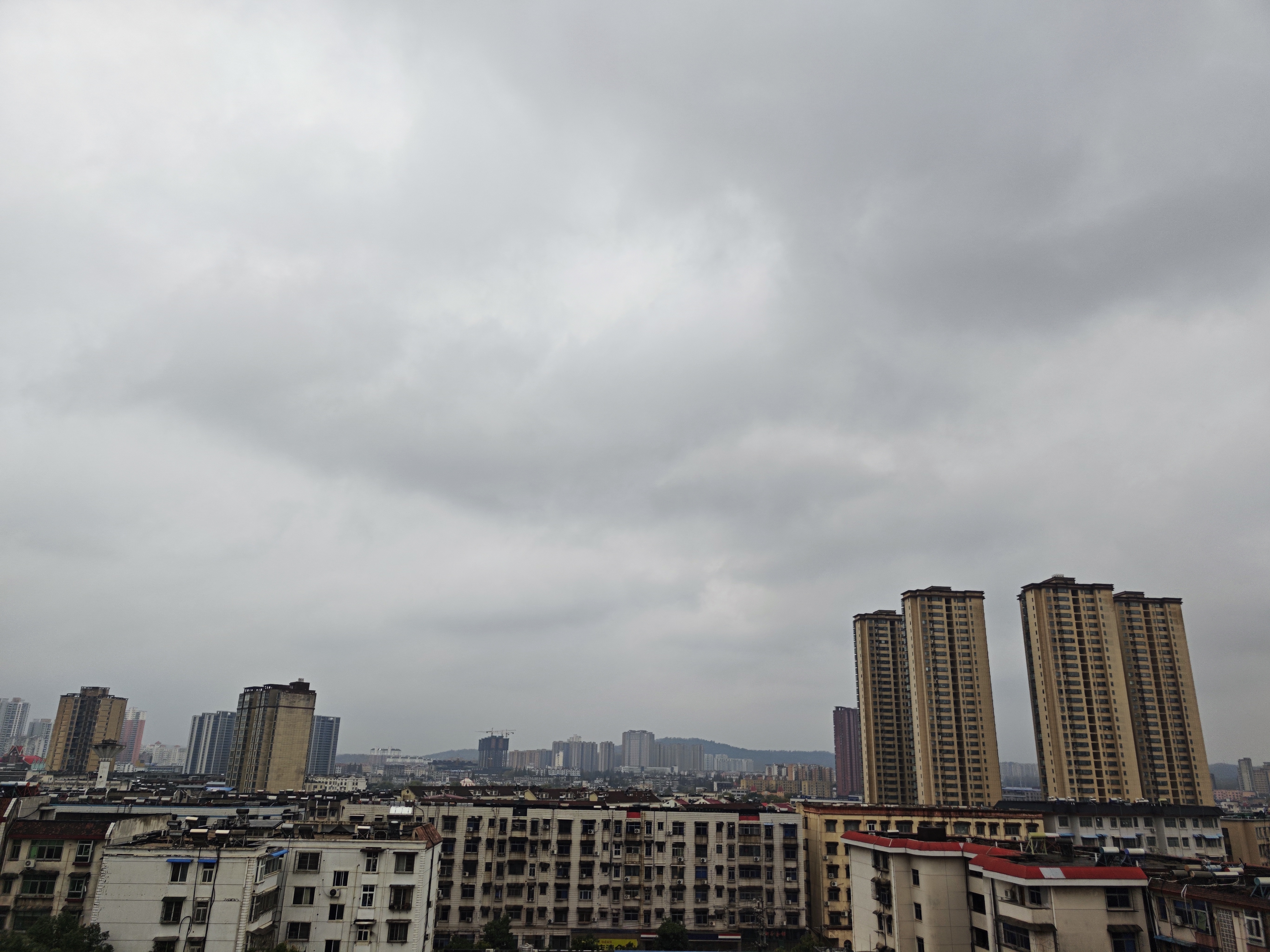 今年以来，相关部门出台了一系列政策，尤其是存量房贷利率的下降，让购房者得到了实惠，不论是年轻的首套房购房者，还是为家人多购置一套的老房贷人，利率的下降让许多人减轻了压力。因此，普通购房者还款压力减轻带