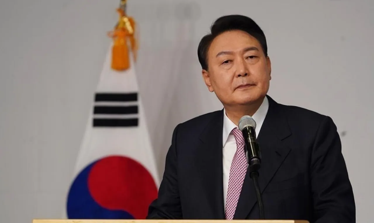 下台了！
12月14日下午，韩国国会举行全体会议，就在野党阵营第二次提出的尹锡悦总统弹劾案进行表决。根据投票结果，弹劾案最终获得通过，尹锡悦的总统职务立即停止。据介绍，300名议员全体参加了尹锡悦弹劾