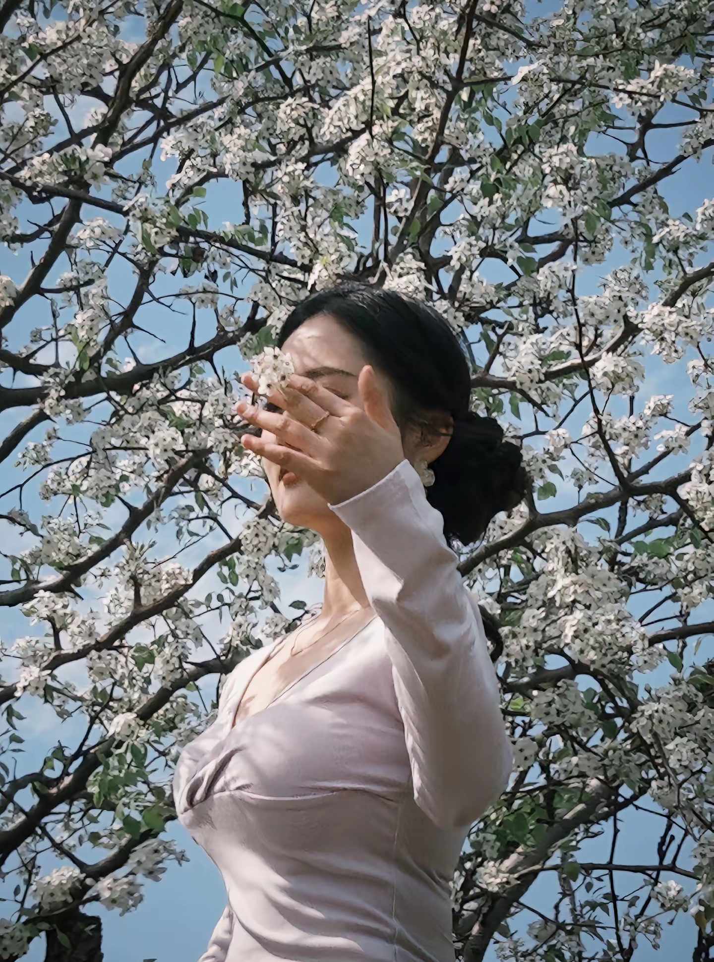 又要便宜哪个臭小子了。答应我一直单身下去