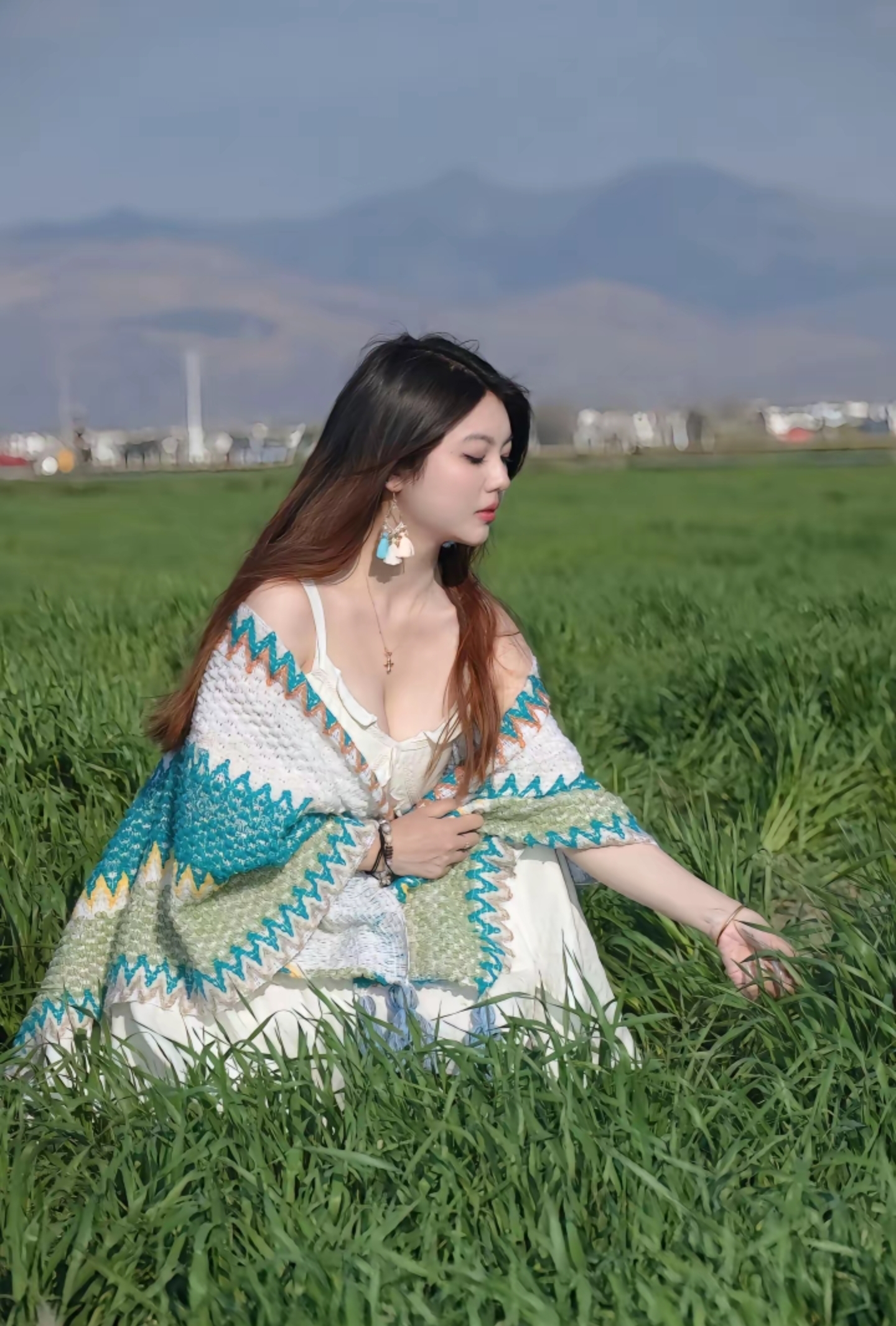 最近油菜花地里好多婆娘，好不好看我一眼就知道