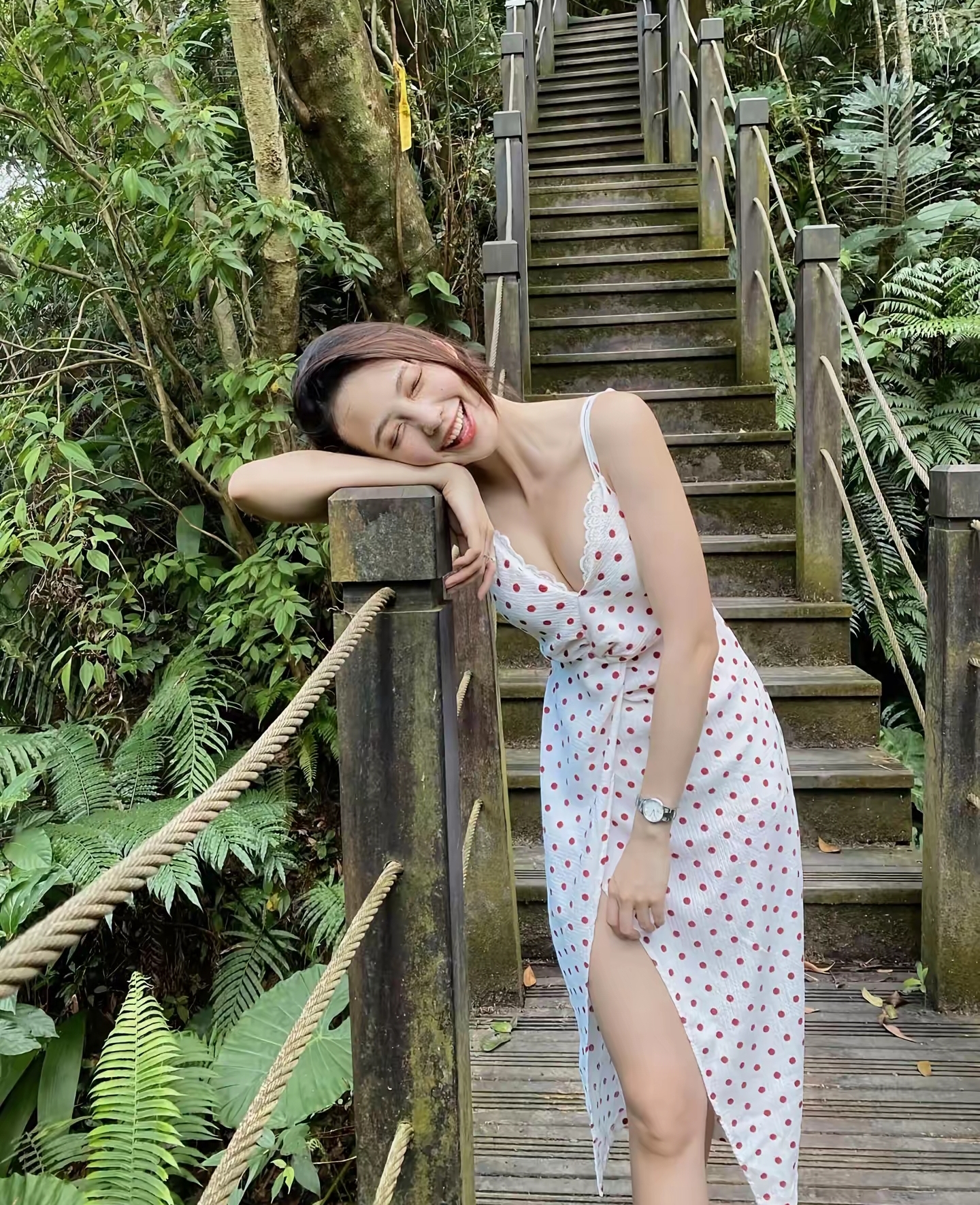 难得遇到这漂亮的小姐姐，我一定要多看会儿