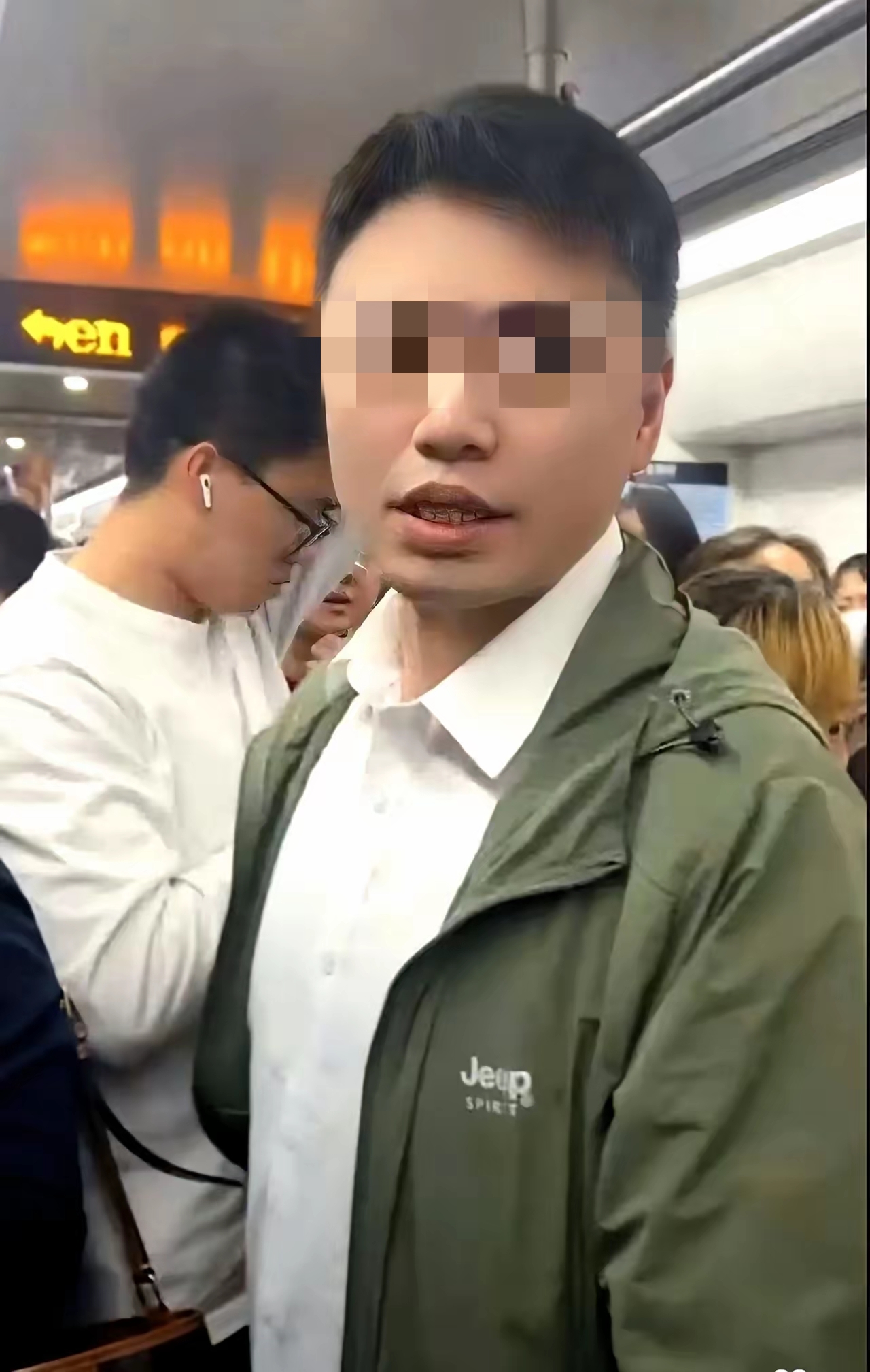 上海地铁甩狙男，这辈子基本上是废了，
工作肯定是没有了，朋友也会投来异样的眼光，
现在最好的办法是等行政拘留结束，
直接出国生活吧，
在国内近一两年的时间里，
想找个好工作基本上不可能了，
或者去一个