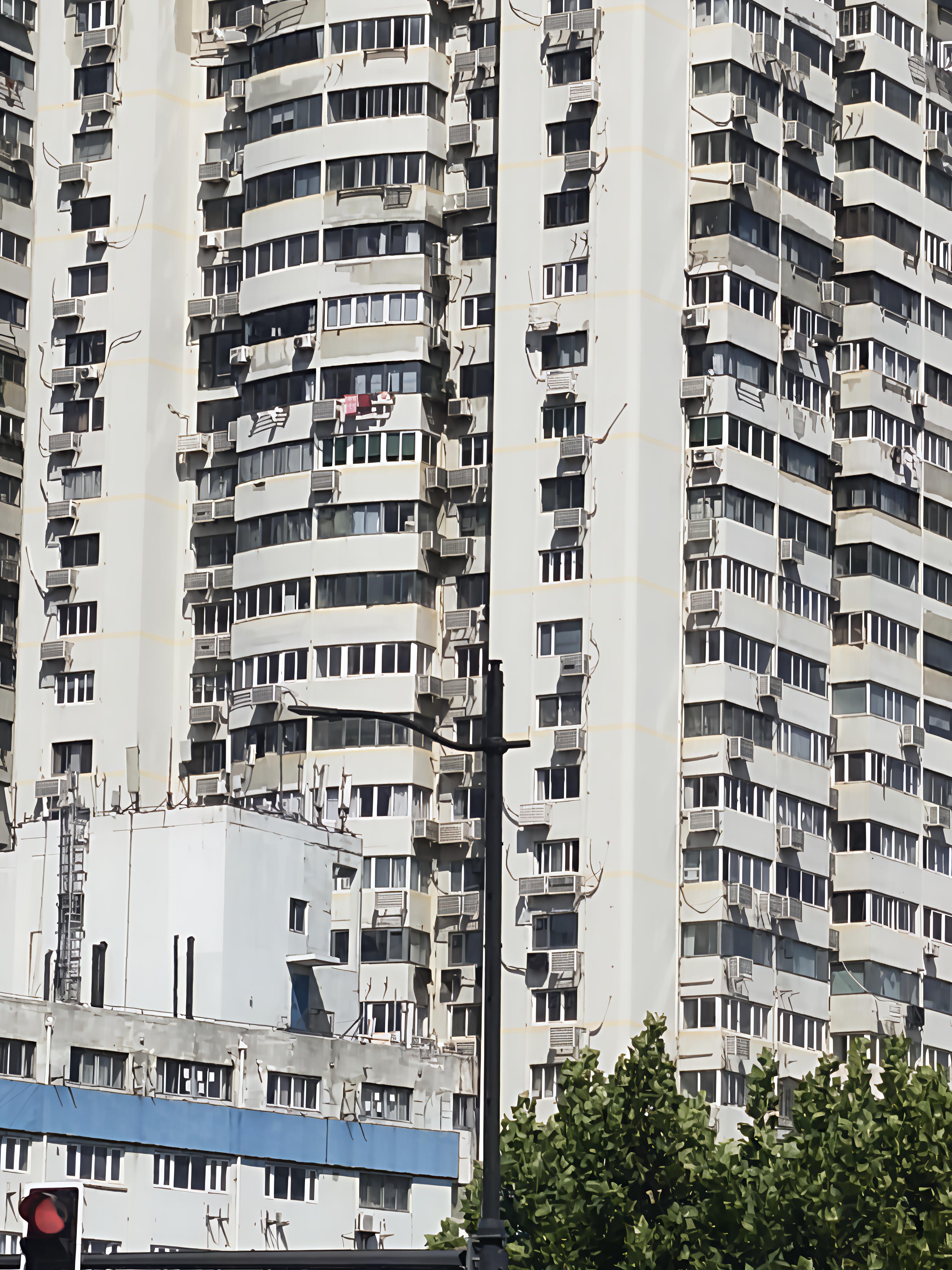 现在买房的你们和你们说过多少次了，如果是买这种我们眼前看到的电梯房塔楼，你要是能接受它的得房率低，是完全没有问题的，但是很多人又抱怨买过来住的时候，早高峰等电梯的时间特别长，下班的时候，小区也完全没有