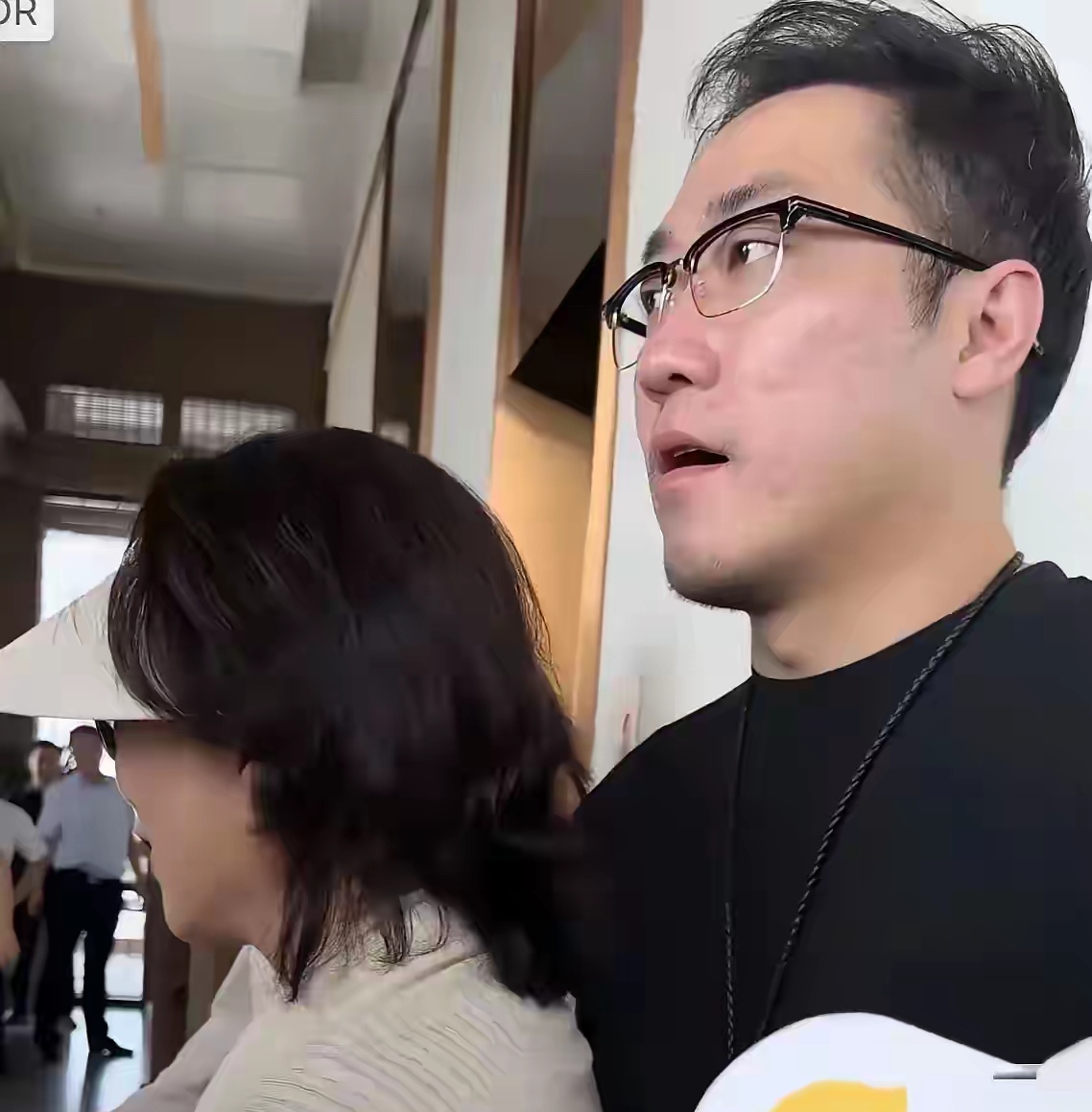 发现没，
王自如，这种人成功是必然。
相信他肯定早就知道，网上把他们之间的关系传得沸沸扬扬。
如果没情况，
正常人都多少会注意点，稍微回避一下，而王自如却是越靠越近，典型的顺杆子往上爬，有种唯恐天下人