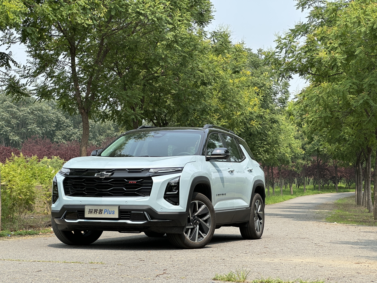 #探界者Plus 是一款紧凑级SUV，但给人的观感是一款“大车”，为什么会这样呢？
这是因为它不仅比上代车型，在各个维度的尺寸都有所增加，1902mm的车宽和1728mm的车高，基本是燃油和混动紧凑级