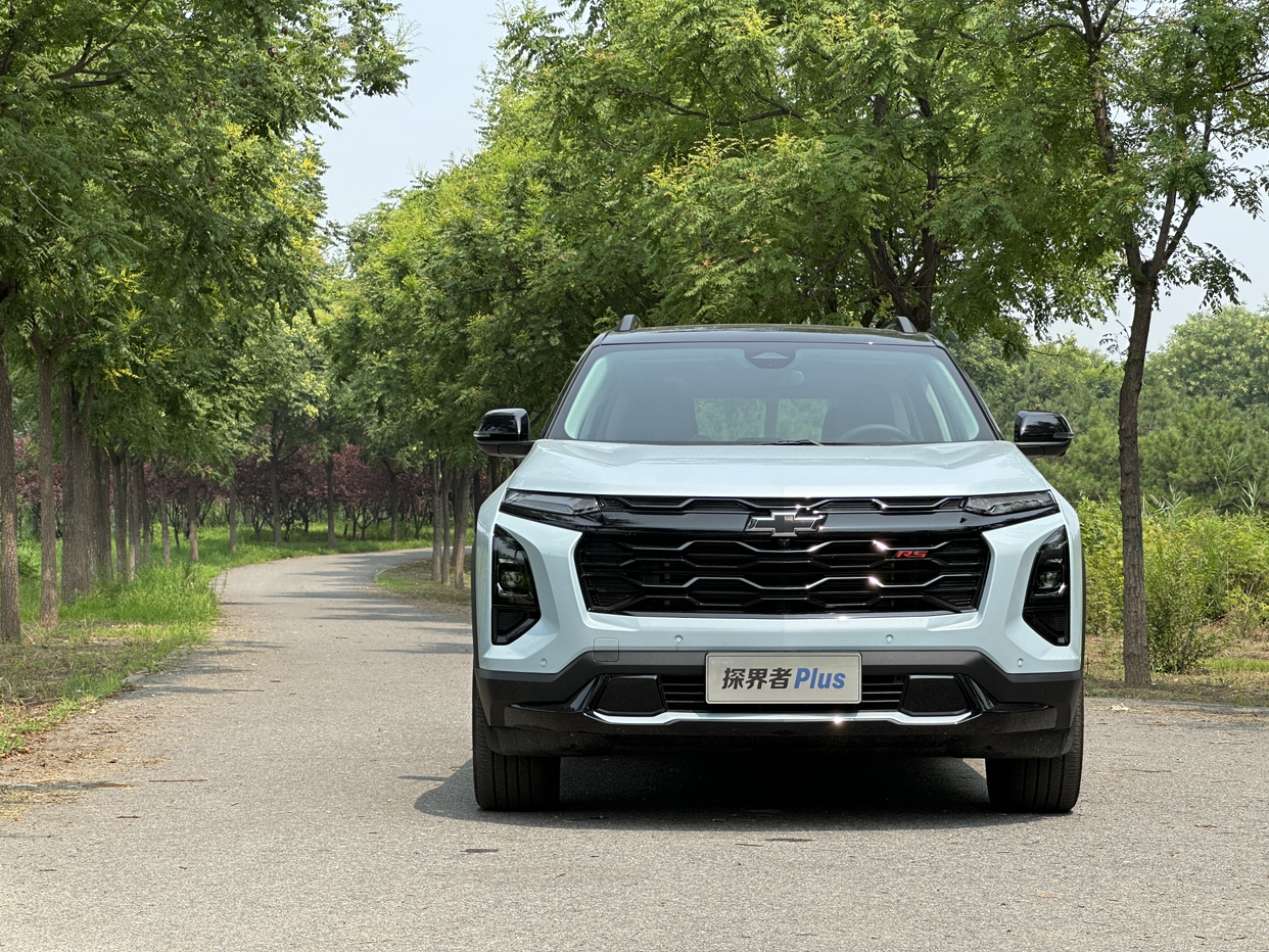 #探界者 是#雪佛兰 历史上销量最大最成功的SUV，全球累计销量已经突破250万辆。尤其是在美国市场，和日系的本田CR-V、丰田的RAV4等车型打得有来有回。
#探界者Plus 是探界者家族中的大个子