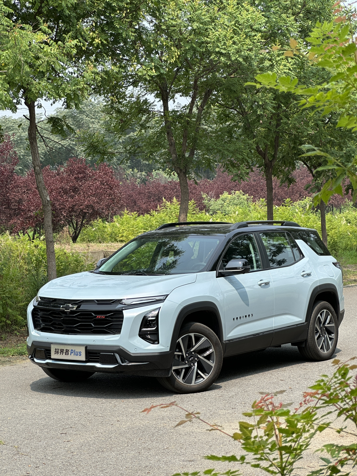 聊聊#探界者Plus# 的怀挡！换成怀挡，是大趋势，因为可以极大地节省中控台空间！
但很多品牌的电子挡都有N挡难挂的问题，一使劲不是D挡就是R挡，就是停不到N挡上。
这是因为大多数品牌的电子怀挡，都是