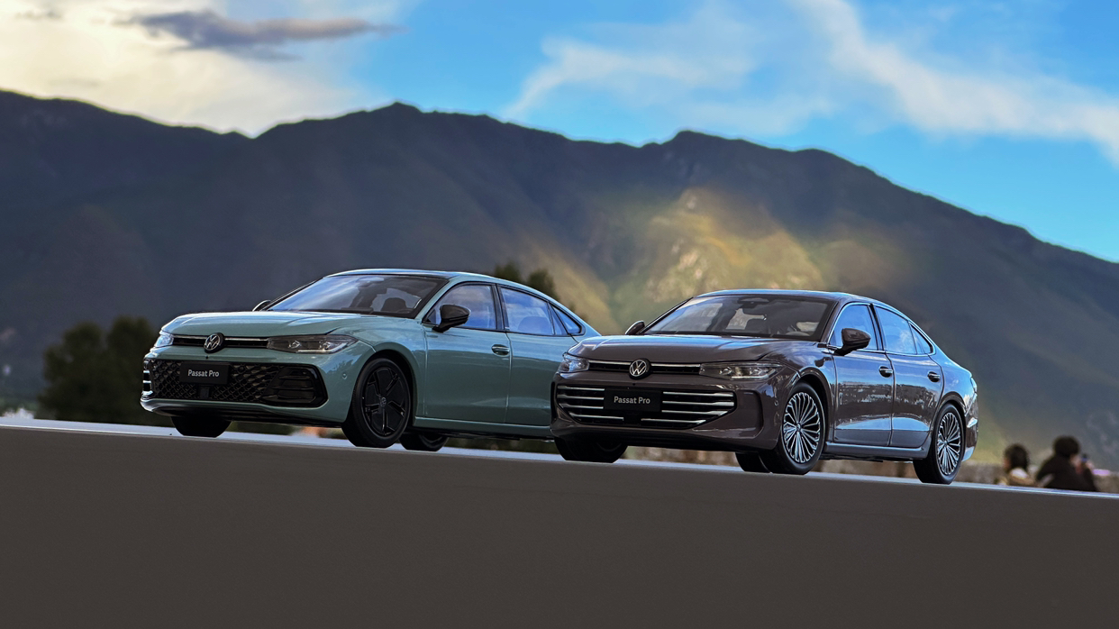 #帕萨特Pro# 这回有两套外观造型，星空版（左）和先锋版（右），大家更喜欢哪一个？
我是喜欢先锋多一些。