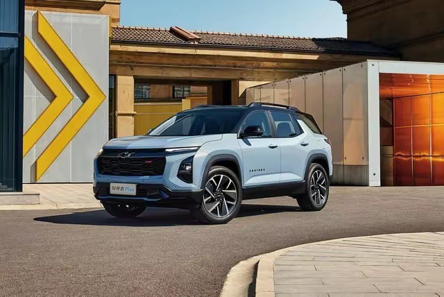 #雪佛兰# 在#探界者Plus# 上放了一个越级的高档配置，可能很多朋友都没注意到，那就是RS版上面的“背光包覆门板”，图1和图2，这个不吹牛，绝对是行业领先。
这个东西有点神奇，白天不发光的时候你根