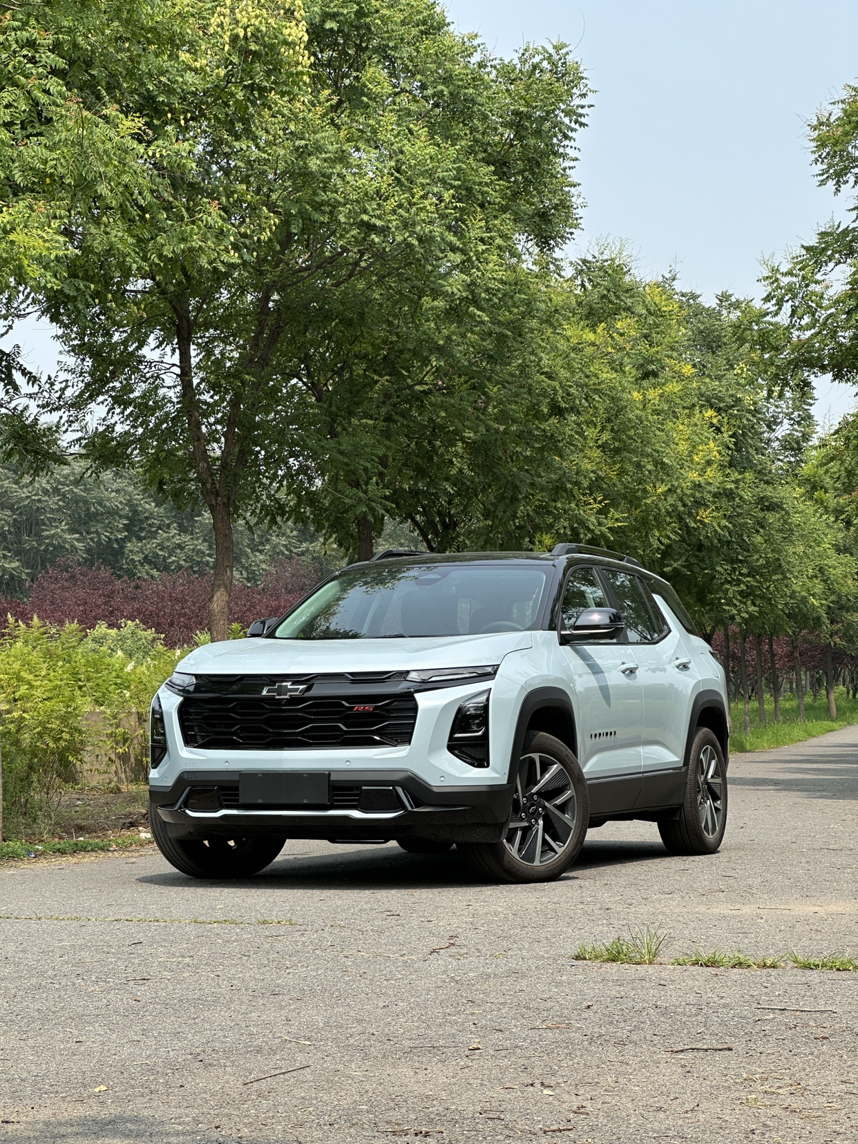 #探界者Plus 这款车，设计感非常强，无论线条走向，还是材质选用，都与目前大多数的紧凑级SUV车型有非常大的区别。在越来越多“新能源封闭造型风”的大环境下，它凌厉硬派的独特造型，让这款新车非常吸睛。