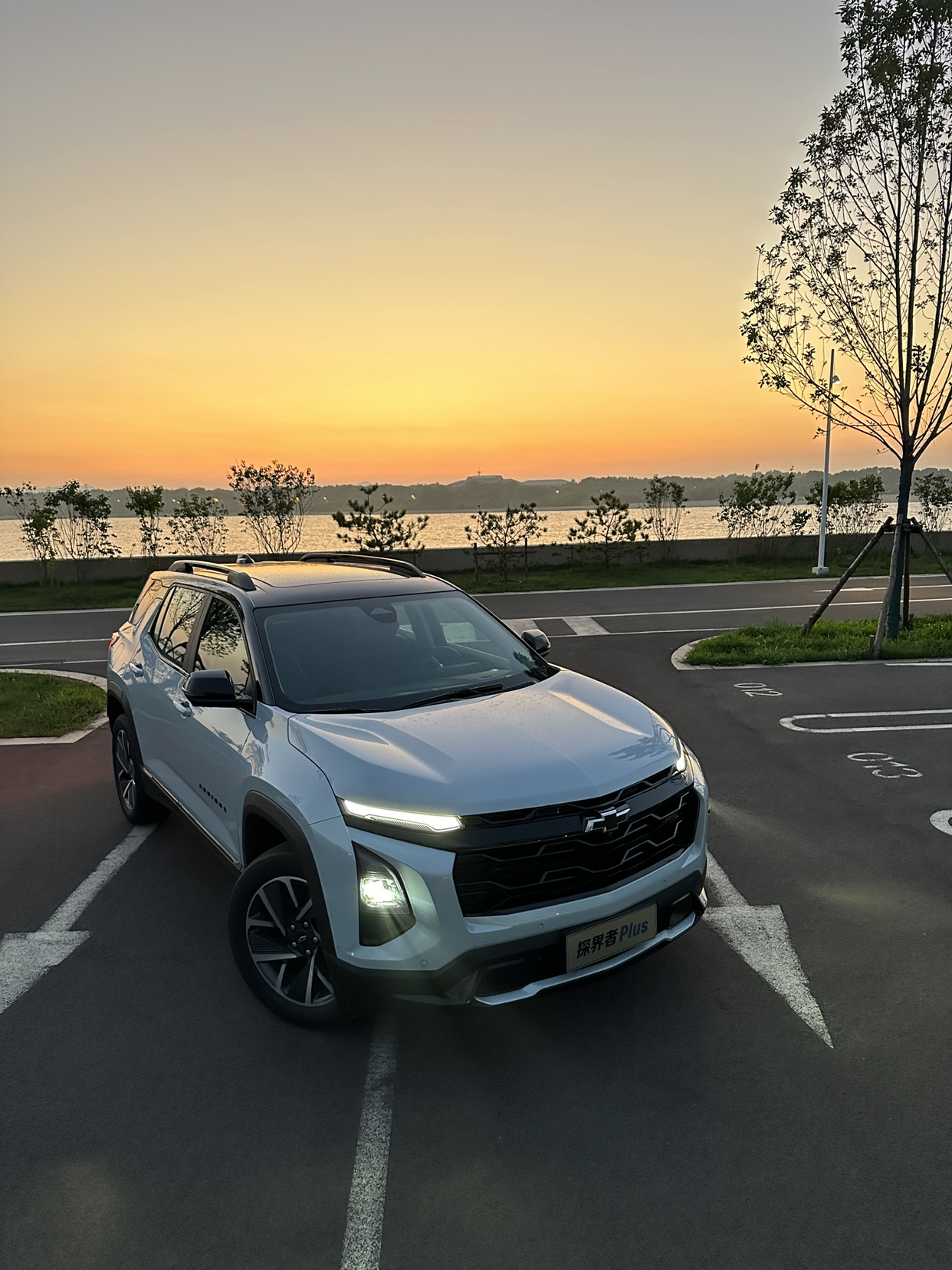 开#探界者Plus 自驾游，相当轻松惬意。带老婆和两个娃在东戴河、北戴河转了几天，我感觉这款车有4个优点让人特别满意。
1、可油可电，没续航焦虑。我们是满油满电出发，玩了4天，回到北京才补能。因为可以